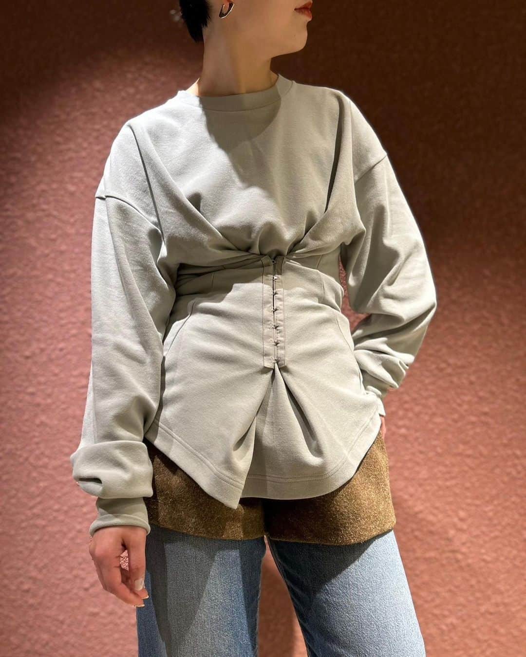 6(ROKU) OFFICIALのインスタグラム：「-  6 cotton hock long sleeve T-shirt ¥18,700- tax in  timemachiner®︎ first denim pants ¥28,600- tax in  #roku #rimemachine」