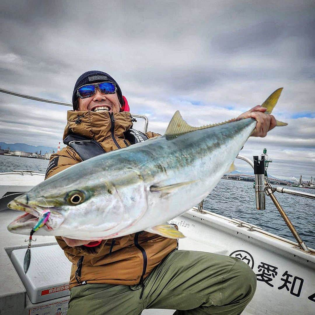 伊豫部健さんのインスタグラム写真 - (伊豫部健Instagram)「年に数回しかやれない海の世界！  10FTUプロスタッフのキャプテン巧が初ブリをやらせてくれた👍 @koiyobe   ナブラを見つけては全速力で突進して、水野さんと"K3ブレード"をロングキャスト‼️ @master_kz0424   "K3ブレード"のハンパない飛距離と、立ち上がりの良さ、またバイブレーションのアクションパワーが絶妙で最高！ ガツンと来るバイトに80cmオーバーの初ブリはシビれました！ シーバスにクロダイにロックフィッシュにも対応だが、リザーバーのディープ攻略のバスにも効きそうでワクワクなアイテム♬ "K3ブレード"の発売もお楽しみにぃ~^ ^  水野さん、巧、お疲れ様でした^ ^  @ken_iyobe  @10ftu_kiob_smpfishing  @10tenfeetunder_kiob  @se9rets  @backss_lureshop  @zhanna_smpfishing  @ge_one.official  @mazda_jp  @sunline_japan  @gancraft_taka  @b.b.rush  @hayabusa_bass  @zpijapan  #LUCK @irogumi.ceo  @kingwolf.1969  @shimanofishing_jp  @gary_international_kk  @ringstar_1889  @talex_fishing  @sadayoshi_sugiyama  @aroma_coffee_roastery  #ラインアート @kousan_10ftu  @30_taxi  @regar_marine_japan  #iyoken #kiob #Bin5 #イヨケン #伊豫部健 #10ftu  #10tenfeetunder #10ftuスーパーディーラー #セキュレッツ #バックス #イヨケンコーヒー #10ftuチャンネル #イヨケンカレー #k3ブレード」11月21日 18時42分 - ken_iyobe