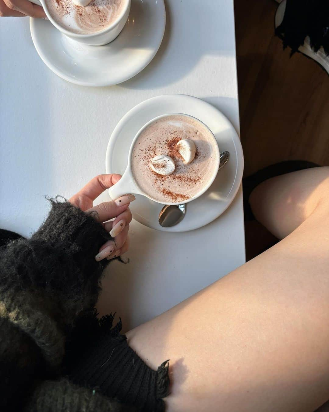 市野莉佳のインスタグラム：「. ☕️🌿 久しぶりにカフェに行けた :0♡ 最近は、寒くてお家に引きこもってばかりです〜 ドライブしたいなぁ  . #りかりこ #双子 #ファッション #コーデ #秋服 #冬服 #冬コーデ #秋コーデ #ヘアアレンジ #カフェ #東京カフェ #都内カフェ #ootd #fashion #instagood #followｍe」