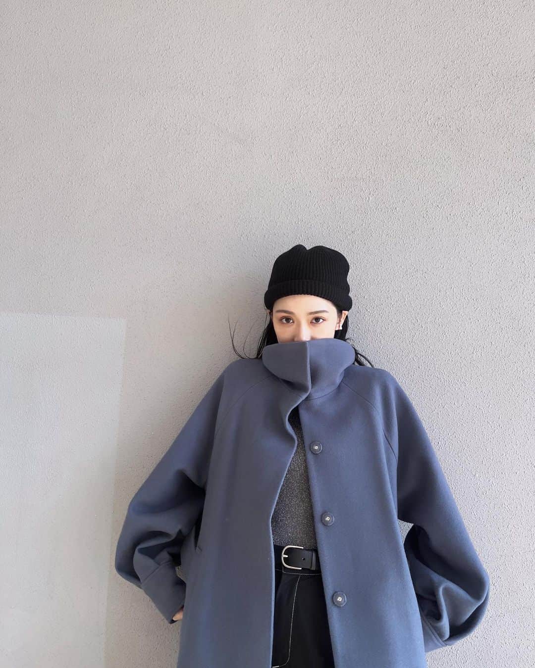 金澤葵さんのインスタグラム写真 - (金澤葵Instagram)「. 💙🫐🩵🧢🦋❄️🌎  ブルーって肌明るく見えるよね お気に入りのコート  @murua_official   もう11月下旬 今年もあと1ヶ月になるのね〜」11月21日 18時42分 - aoi_kanazawa