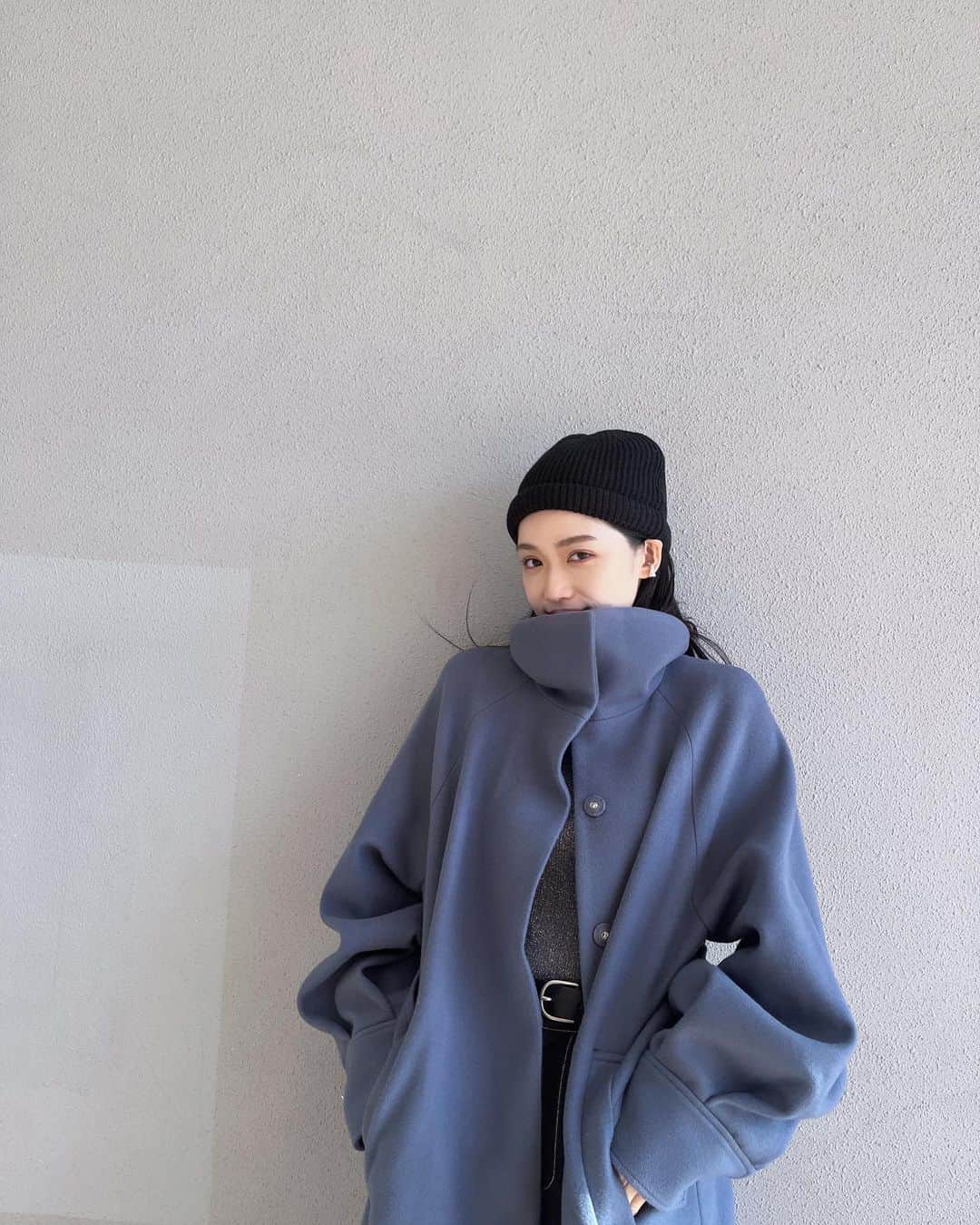 金澤葵さんのインスタグラム写真 - (金澤葵Instagram)「. 💙🫐🩵🧢🦋❄️🌎  ブルーって肌明るく見えるよね お気に入りのコート  @murua_official   もう11月下旬 今年もあと1ヶ月になるのね〜」11月21日 18時42分 - aoi_kanazawa