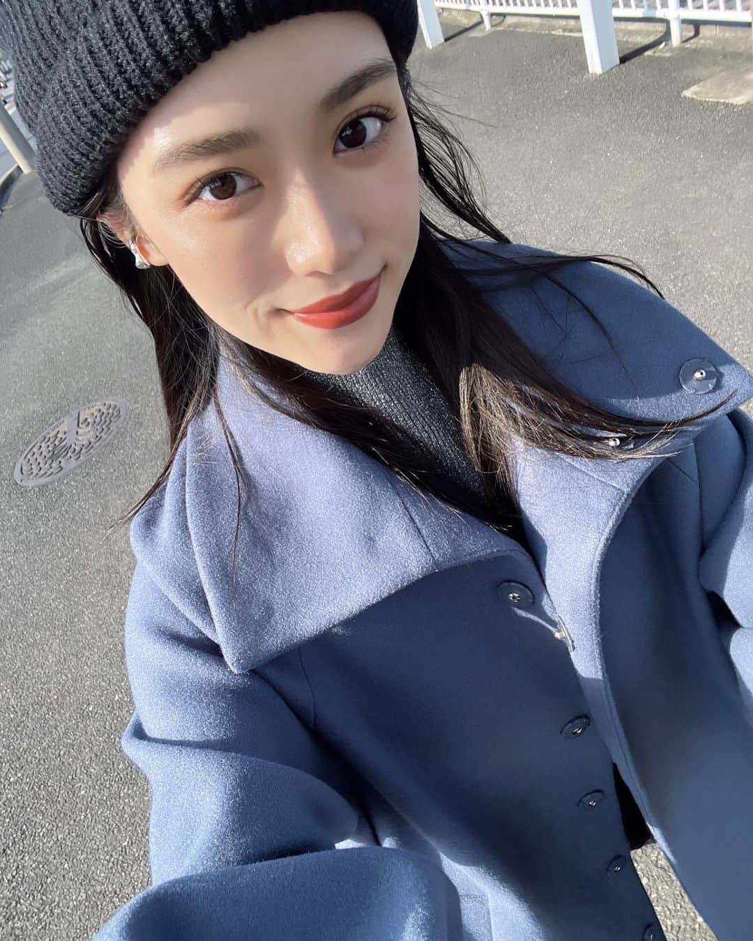 金澤葵さんのインスタグラム写真 - (金澤葵Instagram)「. 💙🫐🩵🧢🦋❄️🌎  ブルーって肌明るく見えるよね お気に入りのコート  @murua_official   もう11月下旬 今年もあと1ヶ月になるのね〜」11月21日 18時42分 - aoi_kanazawa
