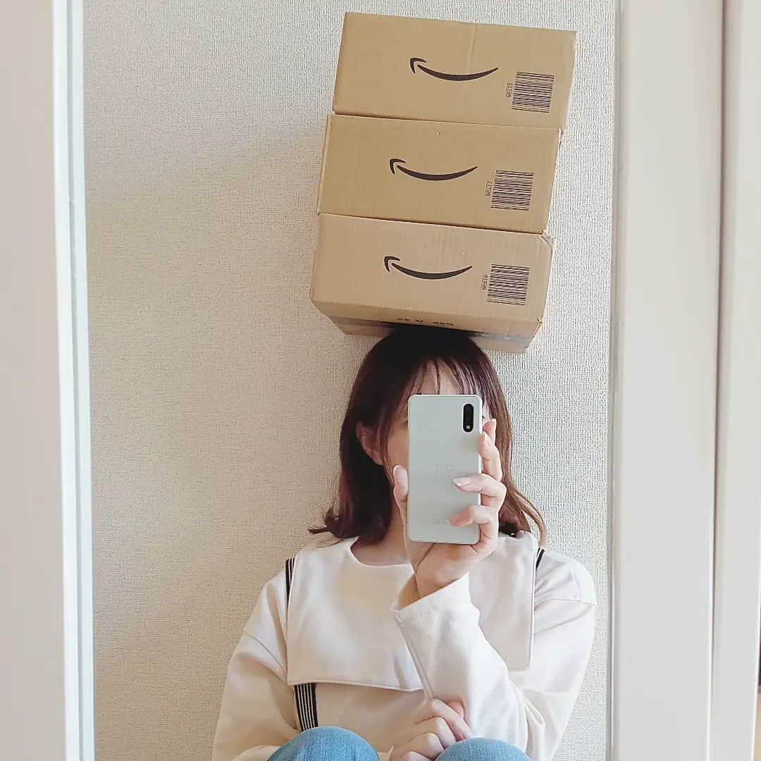 sweet_strawberryのインスタグラム：「📦📦📦落下３秒前🫣 · 毎月末金曜日の「プレミアムフライデー」は定着しなかったけど、 11月の「ブラックフライデー」の勢力上々ね · ⤴️#amazonダンボール#スマイル#笑顔#amazon箱#ダンボール#空き箱#頭乗せ#3段#体幹#バランス感覚#頭上#置き画#アマゾン#日常写真#なんでもない日常に物語を#レンズ越しの私の世界#スナップ写真」