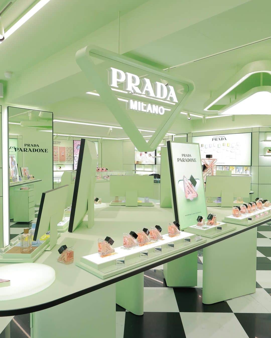 HITOMIさんのインスタグラム写真 - (HITOMIInstagram)「PRADA PARADOXE 　 明日(2023/11/22)からオープンするプラダビューティー トウキョウに一足先にお邪魔しました🩶 数々のフレグランスの香りに触れました。新作のパラドックスの香りもこれからたくさん愛用します..🫧 #prada #PradaParadoxe #PradaBeauty #プラダパラドックス #PR」11月21日 18時53分 - __htm.13__