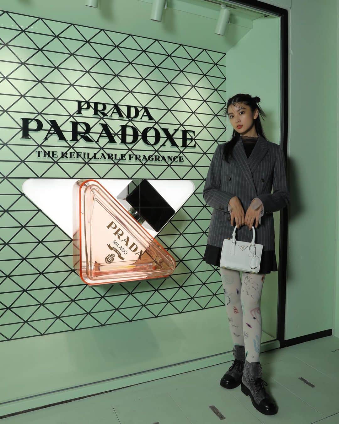 HITOMIのインスタグラム：「PRADA PARADOXE 　 明日(2023/11/22)からオープンするプラダビューティー トウキョウに一足先にお邪魔しました🩶 数々のフレグランスの香りに触れました。新作のパラドックスの香りもこれからたくさん愛用します..🫧 #prada #PradaParadoxe #PradaBeauty #プラダパラドックス #PR」