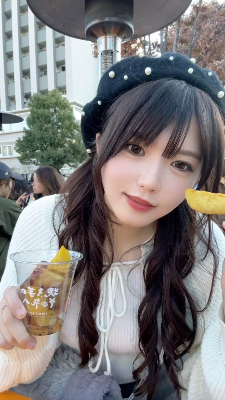 月愛きららのインスタグラム：「きららがあーんしてあげる( ˶･-･˶)  #彼女とデートなうに使っていいよ」