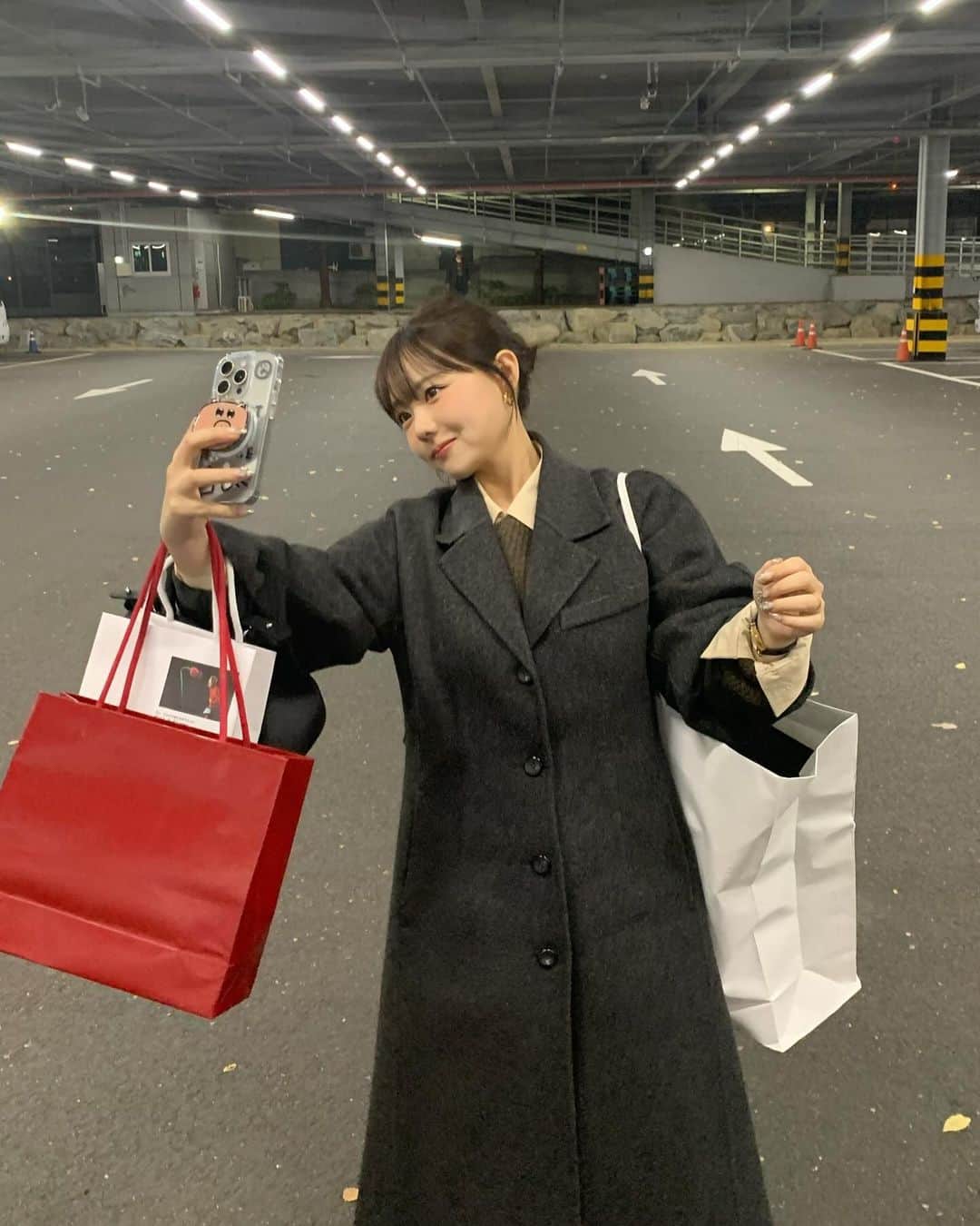 ホン・ヨンギのインスタグラム：「우리 영심이들 패딩사러 춍춍 다녀왔어요 .. ✨ 늘 선물은 직접고르고 구매하는데 내꺼 사는거 같은 기분이 들어  스트레스 풀리고 좋아요 게다가 주는 행복이 너무커서 더 엔돌핀이 도는거같아요 ㅋㅋㅋㅋ💕 난 영심이들에게 정말 진심이야 !!!  효소는 2번 3세트구성이 압도적으로 잘나가요 역시 한번드셔본분들은 쟁여놓는게 필수지요? 연말이라 술자리도 많으실텐데 술먹기전에 드셔주세요?」