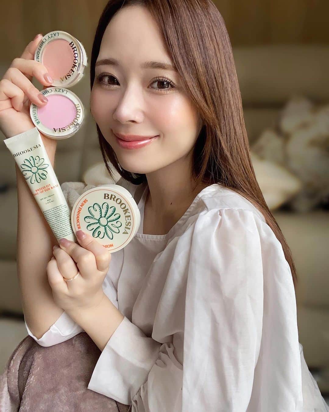 ゆいこ ◡̈♥︎のインスタグラム：「パケ買い案件🫶🫶 ㅤㅤㅤㅤㅤㅤㅤㅤㅤㅤㅤㅤㅤってほど かわいいコスメ ♡ なのに 優秀すぎて びっくりした。 ㅤㅤㅤㅤㅤㅤㅤㅤㅤㅤㅤㅤㅤㅤㅤㅤㅤㅤㅤㅤㅤㅤㅤㅤㅤㅤ @brookesia_official_jp ㅤㅤㅤㅤㅤㅤㅤㅤㅤㅤㅤㅤㅤ 特に トーンアップ サンベースが 良すぎて 毎日つかってる！ ㅤㅤㅤㅤㅤㅤㅤㅤㅤㅤㅤㅤㅤ 塗ってるか分からないほど 軽くて 薄づきなのに 潤うし どんなファンデとも合う🫶 ㅤㅤㅤㅤㅤㅤㅤㅤㅤㅤㅤㅤㅤㅤㅤㅤㅤㅤㅤㅤㅤㅤㅤㅤㅤㅤ しわ改善の成分も配合されてる！ 白浮きしないから メンズコスメとしても使えそう😳♡ ㅤㅤㅤㅤㅤㅤㅤㅤㅤㅤㅤㅤㅤ ㅤㅤㅤㅤㅤㅤㅤㅤㅤㅤㅤㅤㅤ クッションファンデもよくて 水分エッセンス 80%配合で 48時間保湿持続される、 韓国ヴィーカン認証クッション🤍 ㅤㅤㅤㅤㅤㅤㅤㅤㅤㅤㅤㅤㅤ チークの色味もかわいいし コーラルの方はイエベさん大優勝🥇 王道ピンクは青みもあって 透明感増し増し 🍬 ㅤㅤㅤㅤㅤㅤㅤㅤㅤㅤㅤㅤㅤ よかったら 見てみてねん ♡♡ ㅤㅤㅤㅤㅤㅤㅤㅤㅤㅤㅤㅤㅤ ㅤㅤㅤㅤㅤㅤㅤㅤㅤㅤㅤㅤㅤ #ヴィーガンコスメ #brookesia #pr」