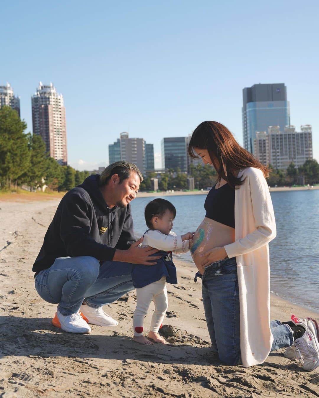 美波千夏のインスタグラム：「. マタニティ撮影の時に3shotも撮ってもらいました❤️ (上の子は学校🏫) めっちゃいい写真〜🥺❤️  色んなショット撮ってもらえて嬉しい☺️❤️ 1枚目は絶対撮りたかったえまがお腹触る写真❤️ ジュエリーアートがキラキラ綺麗で 触ってるだけなんだけどw お気に入りー✨✨  素敵なアート&写真をありがとうございました❤️ @angelohana_bh  .  .  #PR #マタニティアート #ジュエリーマタニティアート  #マタニティフォト #妊婦 #妊娠生活 #妊婦生活 #妊娠報告　 #妊娠8ヶ月 #妊娠後期 #ぷんにーらいふ  #マタニティライフ  #pregnancy  #pregnant」