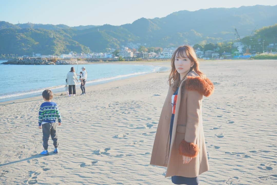 下田美咲のインスタグラム：「冬の海はエモい写真が撮れていいね🥹🌊」