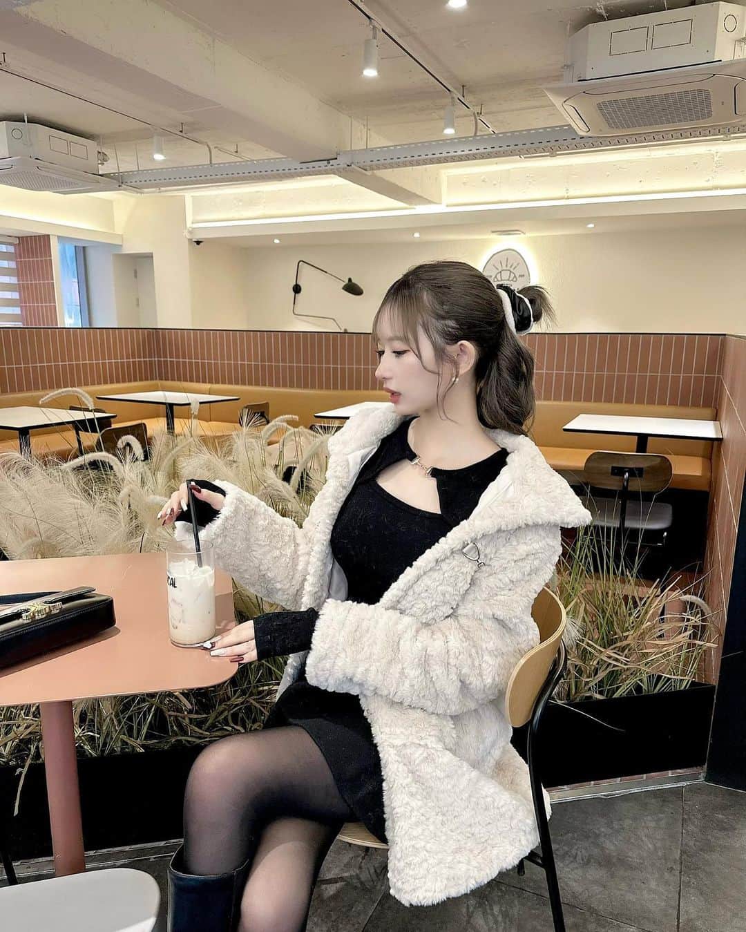 伊藤桃々のインスタグラム：「カフェ☕ミルクティーめちゃあまだった🐮🤍」