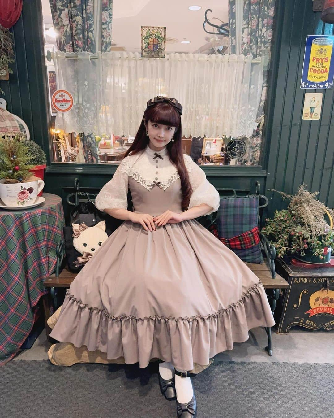 青木美沙子さんのインスタグラム写真 - (青木美沙子Instagram)「大阪にあるオールドローズガーデン🌹さんへ クラシカルでカントリーな店内🐻 可愛すぎました♡  お洋服は、イノワさんコラボ♡モカカラー @oldrosegarden1988  @innocentworldofficial」11月21日 18時50分 - misakoaoki