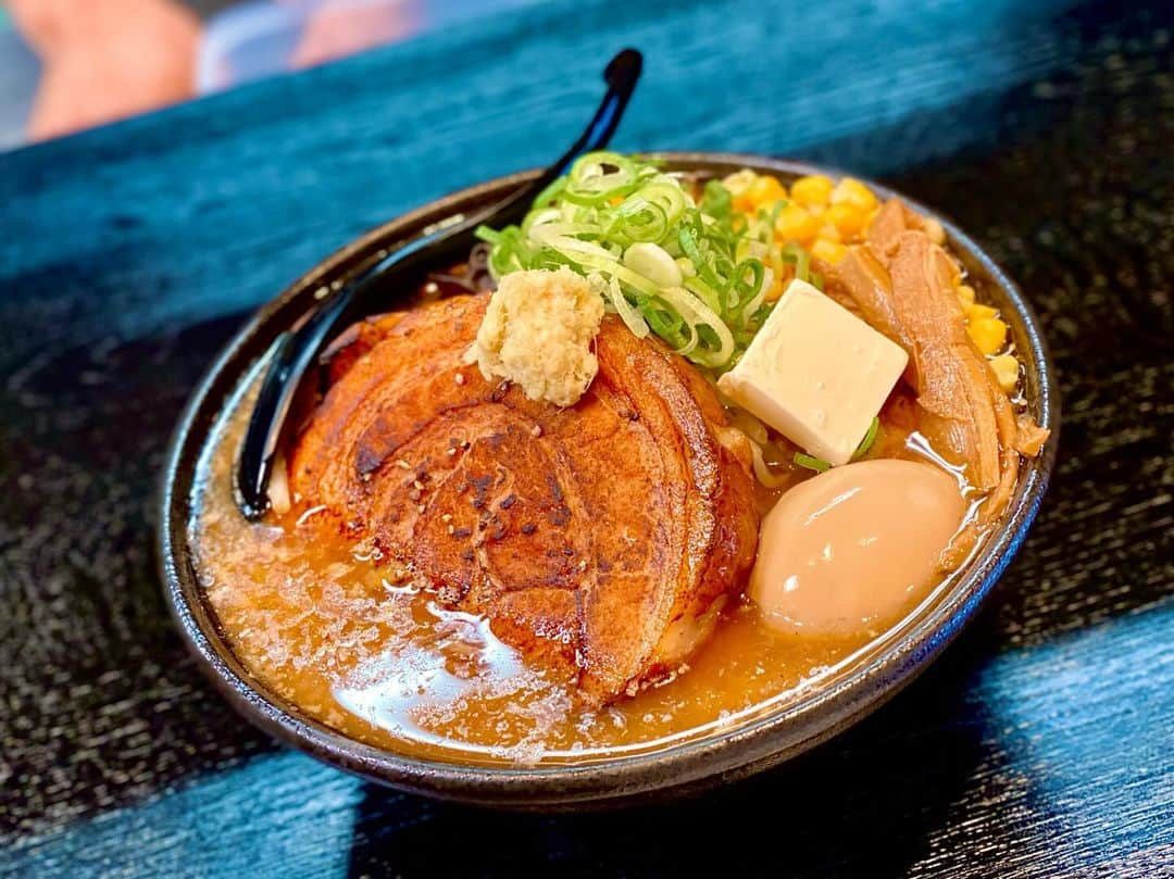 南雲穂波のインスタグラム：「厚切り巨大チャーシュー！🍜 今月の絶景めしは"ラーメン絶景"の世界でした🌏  一店目に登場したのは… エゾ麺⭐︎ロック 名駅店 名駅から徒歩10分ほどの所ある札幌ラーメン専門店. バターコーンラーメンやザンギなど、本場・北海道の味を楽しむことができます.  🍽️なまら厚切りチャーシューDX みそ 厚さ2cmの巨大チャーシューが鎮座するみそラーメン！ その姿はまるで#サハラの目 とも呼ばれるアフリカモーリタニアの#リシャット構造 のよう✨  表面がしっかりと炙ってあるチャーシューは柔らかく、中はほろほろとろん、程よい脂の乗り方です♡ みその甘みを感じるコクのあるスープが麺によく絡みます！！  #エゾ麺ロック #ドデスカ！ #絶景めし #メーテレアナウンサー #南雲穂波」