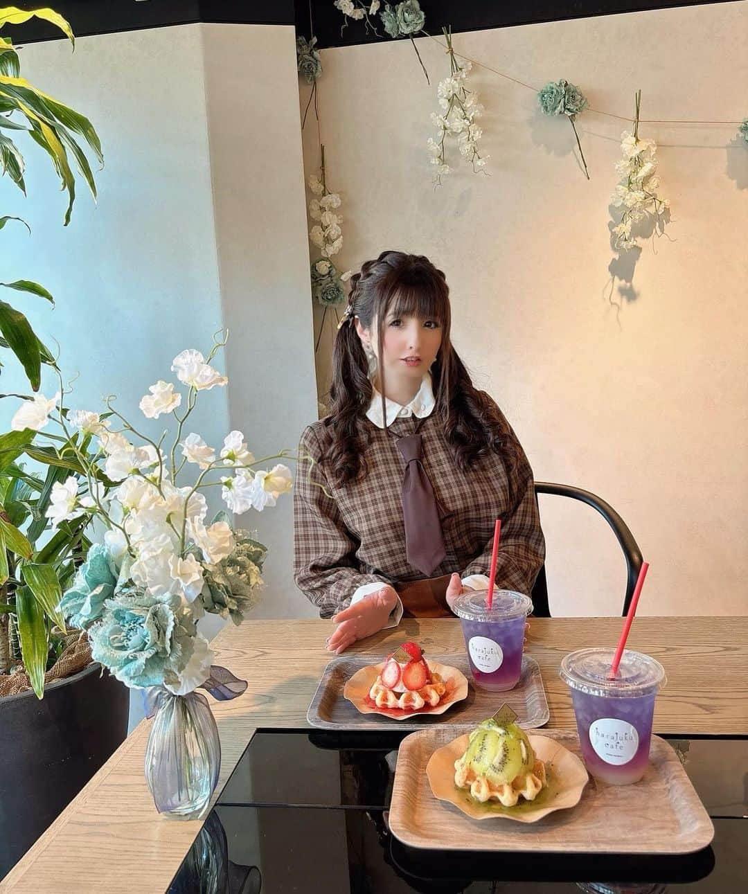 伊藤芽衣のインスタグラム：「先日、 GALAXY原宿の2Fにある harajuku cafe に @harajukucafe_  ⁡ 咲姫ちゃんと行ったときの！ ⁡ テラス席だけでなく ⁡ カフェ内も とてもかわいかったです♡ ⁡ #harajukucafe #原宿カフェ  #galaxycafe  #galaxy」