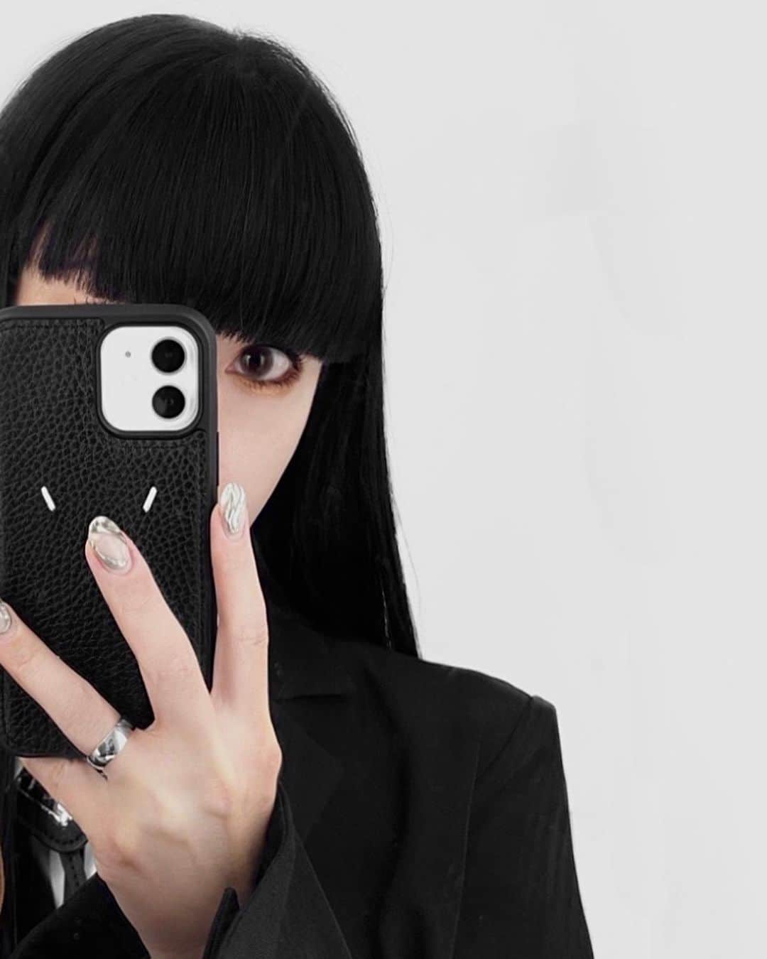 lve_xxxxのインスタグラム：「. .  こっち見んな👀シリーズ  前髪切った✂️ 重ためパッツンが好き。  前髪あり？前髪なし？  どっちがすきですか？ (藤原さんへ)←  2枚目📷みてね。 ぬい丈一郎に寄せた格好にした本日🤣爆 .」