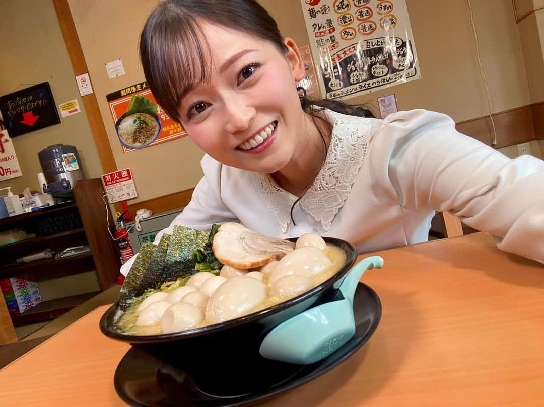 南雲穂波さんのインスタグラム写真 - (南雲穂波Instagram)「うずら20個+味玉2個！🍜 今月の絶景めしは"ラーメン絶景"の世界でした🌏  二店目に登場したのは… こめよし家 藤が丘店 地下鉄藤が丘駅からすぐの所にある家系ラーメンのお店. 学生も多い立地ということで、爆ネギラーメンや爆肉チャーシュー麺など、爆盛りシリーズが人気なんだとか！  🍽️爆玉ラーメン 爆盛りシリーズの中でも1,2を争う人気メニュー！ うずらの卵20個と味玉2個が乗った姿はまるでアメリカカリフォルニア州にある#ボウリングボールビーチ のよう✨  もちもちの低加水麺は小麦の香りがしっかりと楽しめて、コッテリ系とんこつスープにとっても合います. うずらの黄身はさらさらとろとろしていて、味玉も黄身がとろ〜んと溢れ出す半熟具合が素晴らしかった！！  #こめよし家 #ドデスカ！ #絶景めし #メーテレアナウンサー #南雲穂波」11月21日 18時53分 - honami_nagumo_nbn