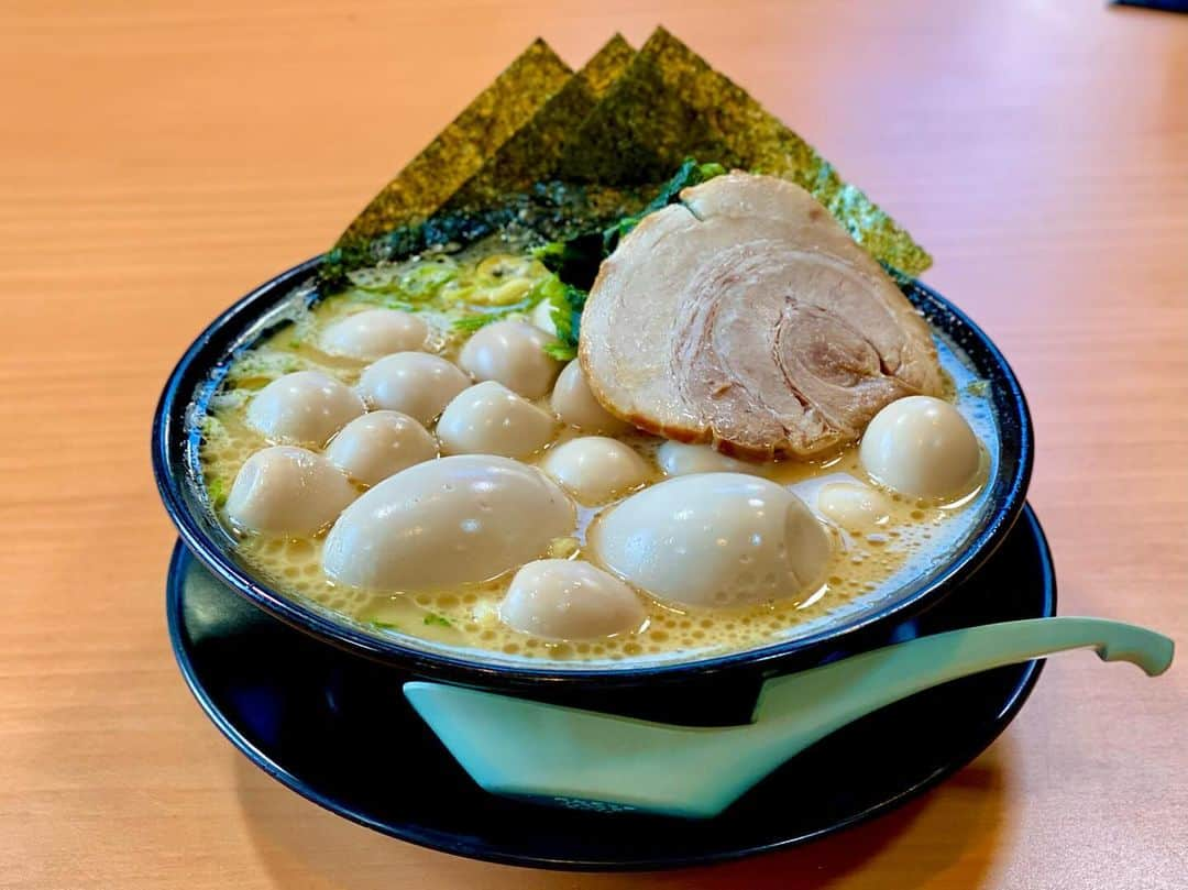 南雲穂波のインスタグラム：「うずら20個+味玉2個！🍜 今月の絶景めしは"ラーメン絶景"の世界でした🌏  二店目に登場したのは… こめよし家 藤が丘店 地下鉄藤が丘駅からすぐの所にある家系ラーメンのお店. 学生も多い立地ということで、爆ネギラーメンや爆肉チャーシュー麺など、爆盛りシリーズが人気なんだとか！  🍽️爆玉ラーメン 爆盛りシリーズの中でも1,2を争う人気メニュー！ うずらの卵20個と味玉2個が乗った姿はまるでアメリカカリフォルニア州にある#ボウリングボールビーチ のよう✨  もちもちの低加水麺は小麦の香りがしっかりと楽しめて、コッテリ系とんこつスープにとっても合います. うずらの黄身はさらさらとろとろしていて、味玉も黄身がとろ〜んと溢れ出す半熟具合が素晴らしかった！！  #こめよし家 #ドデスカ！ #絶景めし #メーテレアナウンサー #南雲穂波」