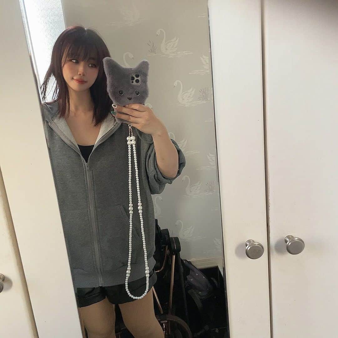 桜川ひめこのインスタグラム：「このスマホケースお気に入り🤩  シーインだよ📱🐈🎀 お揃いにしよ！（しあわせになれます）  新体操レッスン行ってきます🤸！  #idol #アイドル　#アキバ系アイドル　#シーイン購入品  #シーイン　#スマホケース」