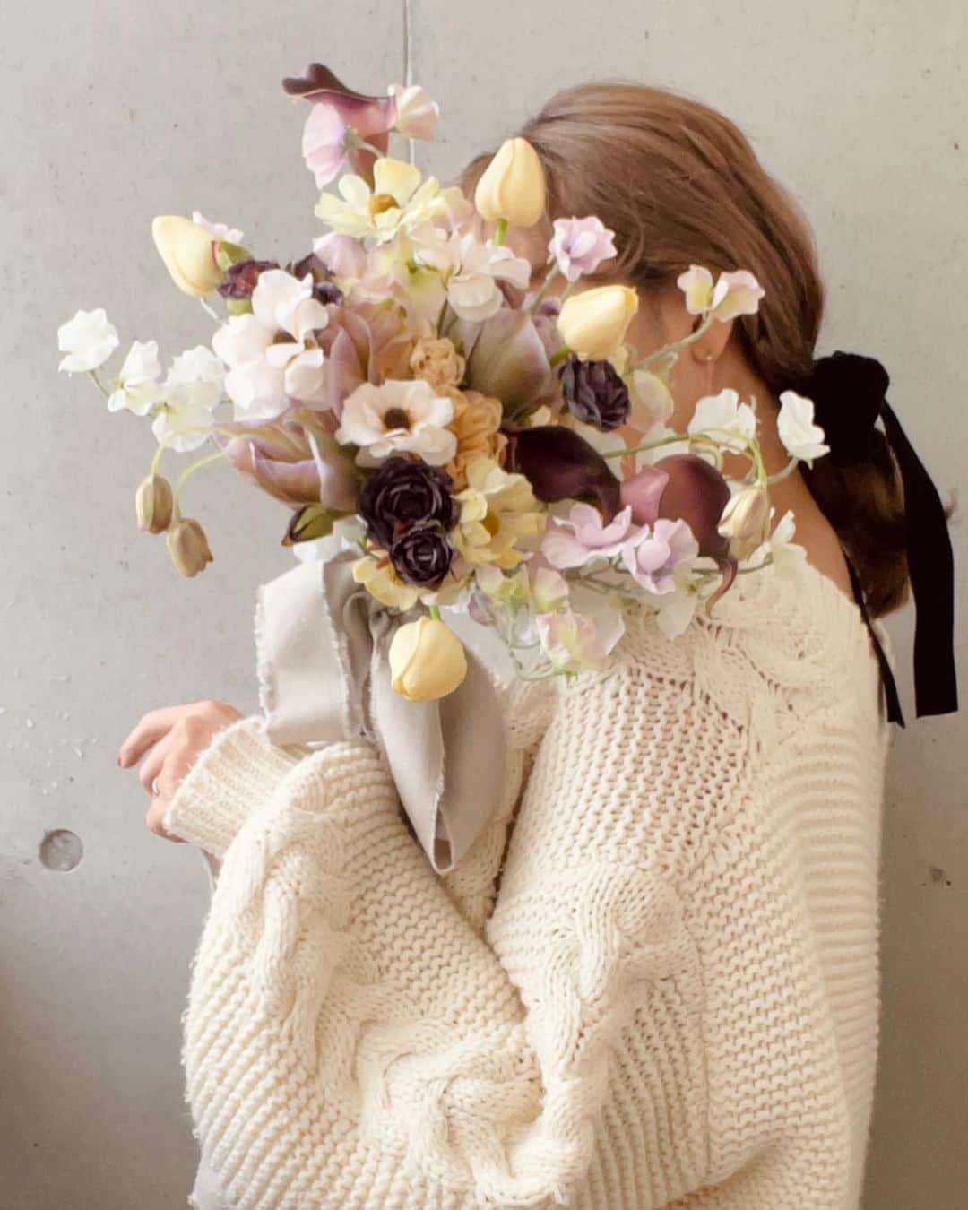 みんなのウェディングさんのインスタグラム写真 - (みんなのウェディングInstagram)「. . ˗ˏˋ Korean Bouquet...♡ ˎˊ˗ . こんばんは🌙みんなのウェディングです☺️ ⁡ 本日は、エアリーな雰囲気がかわいすぎる！ #韓国ウェディング のブーケ をお届け💕  ……………………………………………………………………  ˗ˏˋ #みんなのウェディング でpostしよう🤍 ˎˊ˗  上記を付けて投稿するとこのアカウントで紹介されるかも…🕊️ ぜひ皆さまのとっても素敵なお写真、お待ちしてます✨  ……………………………………………………………………  ⁡♡-----Special Thanks-----♡ @mei_flower_room さま @w_mtymmmk さま @chisa_flower.bouquet さま @lililas_bouquet さま @atelier_etna さま  #前撮り や #ウェディングドレス 、 #お色直しドレス の参考にぜひご覧ください🌷  -------------------------------------------- ✨結婚式準備に役立つ情報を更新中 　@minnano_wedding 🔗をcheck🕊️ ・ ✨結婚式準備のお悩みや式場＆ドレスの予約相談は 《みんなのウェディング相談デスク》へ🕊️ ・ ✨結婚式場の口コミ・本物の費用明細は 《みんなのウェディング》結婚式場検索へ🕊️ --------------------------------------------  #ウェディングブーケ #ブライダルブーケ #結婚式ブーケ #クラッチブーケ #生花ブーケ #後撮りブーケ #前撮りブーケ #キャスケードブーケ #ドレス選び #テラコッタブーケ #ピンクブーケ  #ウェディングドレス　 #花嫁コーディネート #ナチュラルウェディング #アーティフィシャルフラワー #アーティフィシャルフラワーブーケ #2024春婚 #2024夏婚 #2024秋婚 #2024冬婚 #結婚式準備 #プレ花嫁 #プレ花嫁さんと繋がりたい」11月21日 19時03分 - minnano_wedding