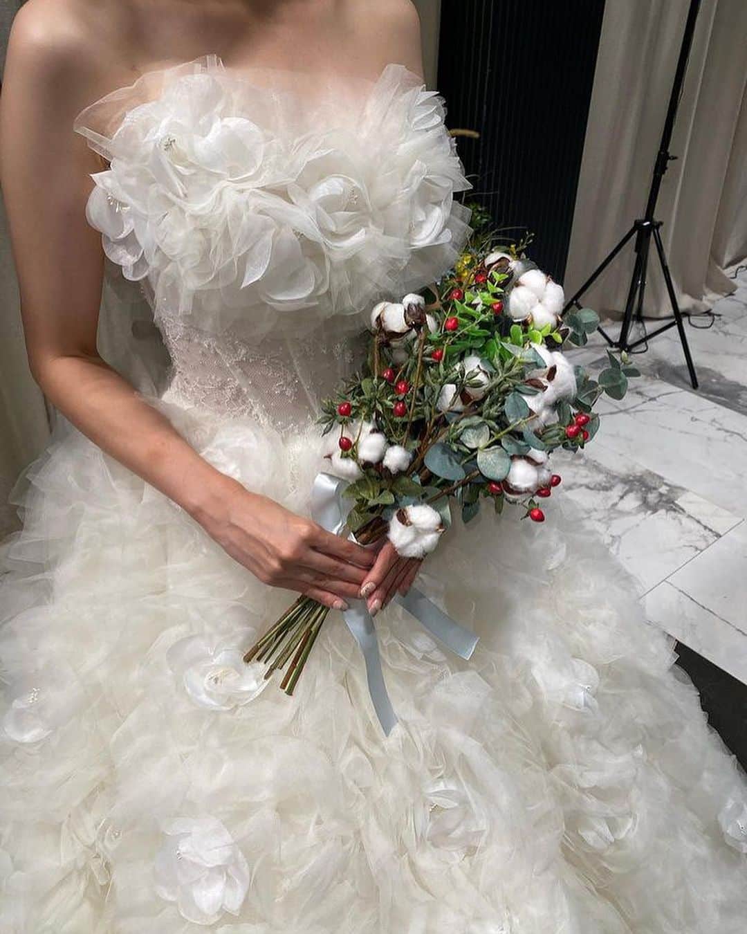 みんなのウェディングさんのインスタグラム写真 - (みんなのウェディングInstagram)「. . ˗ˏˋ Korean Bouquet...♡ ˎˊ˗ . こんばんは🌙みんなのウェディングです☺️ ⁡ 本日は、エアリーな雰囲気がかわいすぎる！ #韓国ウェディング のブーケ をお届け💕  ……………………………………………………………………  ˗ˏˋ #みんなのウェディング でpostしよう🤍 ˎˊ˗  上記を付けて投稿するとこのアカウントで紹介されるかも…🕊️ ぜひ皆さまのとっても素敵なお写真、お待ちしてます✨  ……………………………………………………………………  ⁡♡-----Special Thanks-----♡ @mei_flower_room さま @w_mtymmmk さま @chisa_flower.bouquet さま @lililas_bouquet さま @atelier_etna さま  #前撮り や #ウェディングドレス 、 #お色直しドレス の参考にぜひご覧ください🌷  -------------------------------------------- ✨結婚式準備に役立つ情報を更新中 　@minnano_wedding 🔗をcheck🕊️ ・ ✨結婚式準備のお悩みや式場＆ドレスの予約相談は 《みんなのウェディング相談デスク》へ🕊️ ・ ✨結婚式場の口コミ・本物の費用明細は 《みんなのウェディング》結婚式場検索へ🕊️ --------------------------------------------  #ウェディングブーケ #ブライダルブーケ #結婚式ブーケ #クラッチブーケ #生花ブーケ #後撮りブーケ #前撮りブーケ #キャスケードブーケ #ドレス選び #テラコッタブーケ #ピンクブーケ  #ウェディングドレス　 #花嫁コーディネート #ナチュラルウェディング #アーティフィシャルフラワー #アーティフィシャルフラワーブーケ #2024春婚 #2024夏婚 #2024秋婚 #2024冬婚 #結婚式準備 #プレ花嫁 #プレ花嫁さんと繋がりたい」11月21日 19時03分 - minnano_wedding