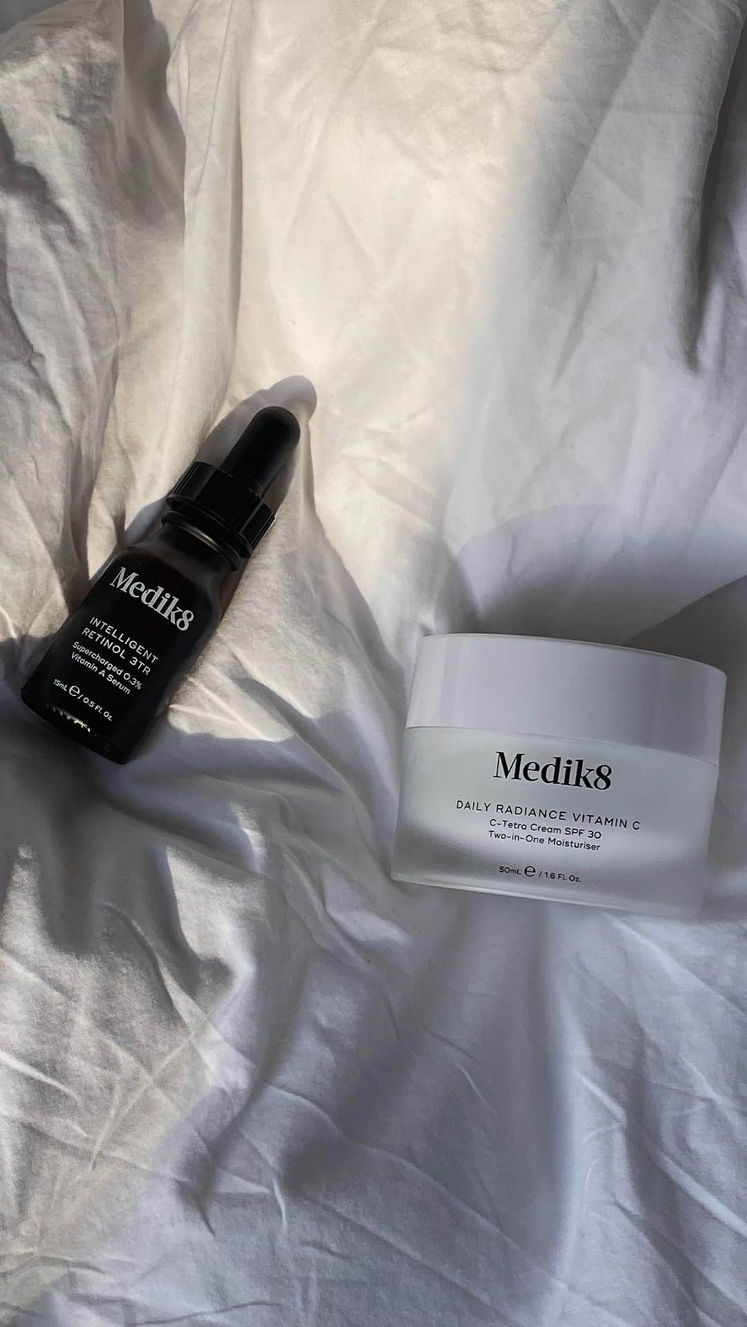 タニヤ・バーのインスタグラム：「ad | I have only been using @officialmedik8 for a few weeks and I have quickly become a huge fan of the brand. I try new products all the time and often see little difference in my skin, but lately my skin has been glowing and I’m so excited you guys can try this brand 30% off this Black Friday. I use the Daily Radiance Vitamin C cream during the day and Intelligent Retinol at night, but there’s so many other products I want to try 🙌🏻」