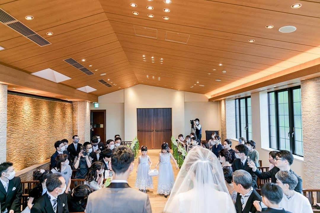 KIYOMIZU京都東山 公式のインスタグラム：「・ 可愛いリングガールが指輪をお届け💍  ゲストの笑顔を誘い 和やかな雰囲気となりました  -———————  @kiyomizu_kyoto_higashiyama をフォローし 【#kiyomizu京都東山】で検索してくださいね❖  #スタイルズ花嫁 #KIYOMIZU京都東山 #KIYOMIZU花嫁 #ブライダルハウスtutu #シェアーズヘアメイク #京都花嫁 #京都結婚式 #京都婚 #京都結婚式場 #卒花嫁 #プレ花嫁 #結婚式レポ #挙式レポ #リングガール #挙式演出 #チャペル #バージンロード #指輪交換」