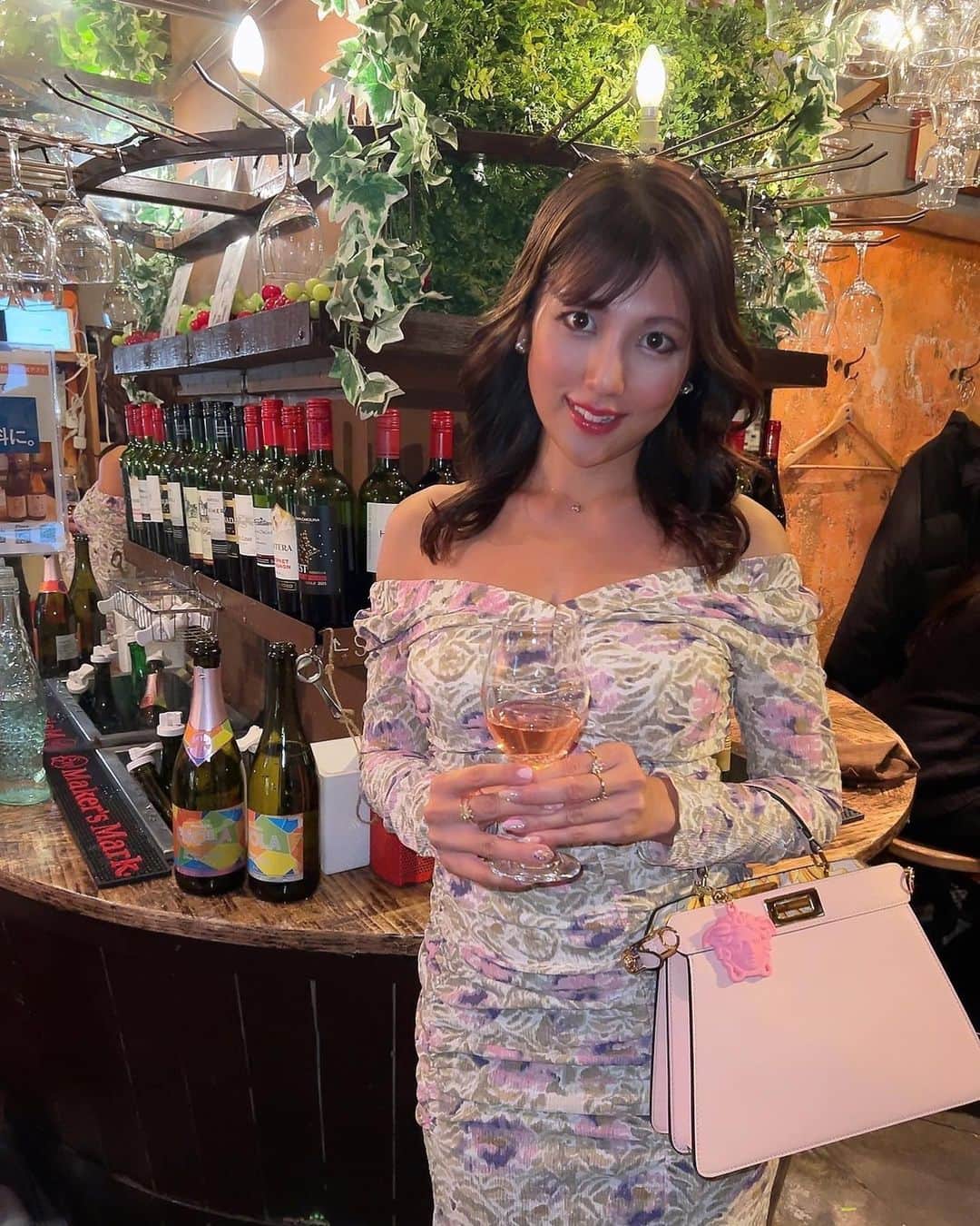 神谷麻美さんのインスタグラム写真 - (神谷麻美Instagram)「#ESOLA に行ったよ👸🍷❤️✨️   #ワイン 約60種（泡・赤・白）飲み放題で、 #イタリアンバル のお店だよ🍷🥰🍷❤️✨️  料理はどれもすごく美味しくて、ワインに合う感じっ🍷🍽❤️✨️  赤身牛ステーキのハラミが柔らかすぎて、すごく美味しかったぁ🥰🐃❤️✨️  ローストビーフとアボがドのわさビーフのローストビーフ柔らかくて美味しいし、 ローストビーフ×アボカド は、初めて食べた🥰❤️✨️  私はESOLAオリジナルのスパークリングロゼが美味しすぎて、ずっと飲んでたよ🥰🍷💖✨️  🍷メニュー ・生ハムとサラミ盛り合わせ ・ローストビーフとアボがドのわさビーフ ・赤身牛ステーキジャポネソース ・エビマヨフリット～スイートチリソース～ ・丸ごとカマンベールイラプション   イラプションとは火山噴火❤️‍🔥✨️チーズたっぷり焼きパスタだよ❤️✨️   #カマンベール 丸々のってて、美味しかった🧀🥰💖✨️  @esolauehara #代々木上原グルメ#代々木上原ディナー #小田急線グルメ #ワイン飲み放題」11月21日 18時56分 - asamice428