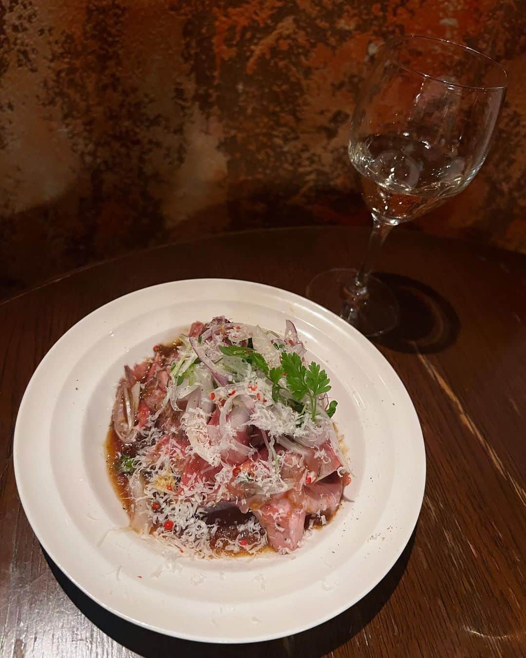 神谷麻美さんのインスタグラム写真 - (神谷麻美Instagram)「#ESOLA に行ったよ👸🍷❤️✨️   #ワイン 約60種（泡・赤・白）飲み放題で、 #イタリアンバル のお店だよ🍷🥰🍷❤️✨️  料理はどれもすごく美味しくて、ワインに合う感じっ🍷🍽❤️✨️  赤身牛ステーキのハラミが柔らかすぎて、すごく美味しかったぁ🥰🐃❤️✨️  ローストビーフとアボがドのわさビーフのローストビーフ柔らかくて美味しいし、 ローストビーフ×アボカド は、初めて食べた🥰❤️✨️  私はESOLAオリジナルのスパークリングロゼが美味しすぎて、ずっと飲んでたよ🥰🍷💖✨️  🍷メニュー ・生ハムとサラミ盛り合わせ ・ローストビーフとアボがドのわさビーフ ・赤身牛ステーキジャポネソース ・エビマヨフリット～スイートチリソース～ ・丸ごとカマンベールイラプション   イラプションとは火山噴火❤️‍🔥✨️チーズたっぷり焼きパスタだよ❤️✨️   #カマンベール 丸々のってて、美味しかった🧀🥰💖✨️  @esolauehara #代々木上原グルメ#代々木上原ディナー #小田急線グルメ #ワイン飲み放題」11月21日 18時56分 - asamice428