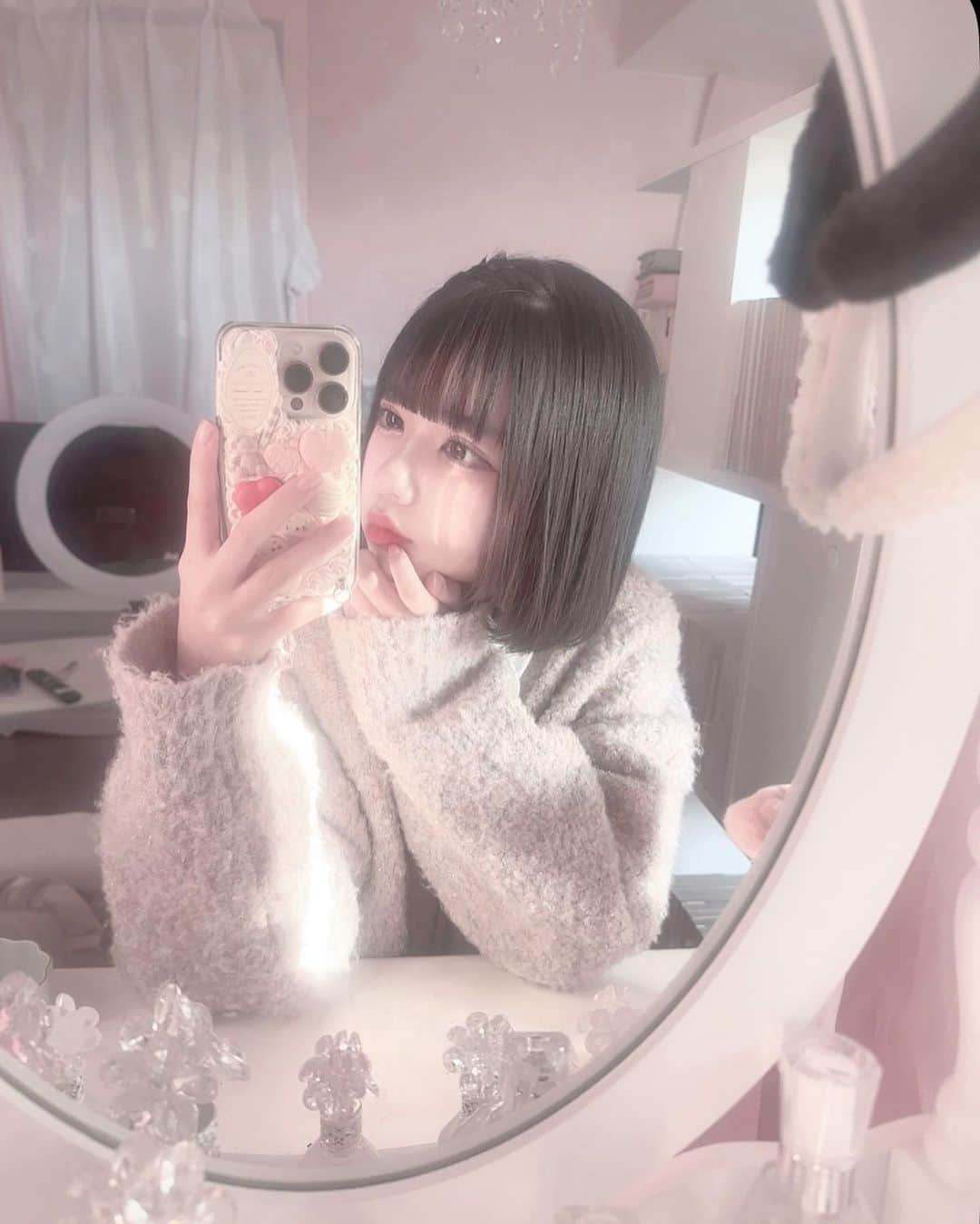 のインスタグラム：「🧁🐰  模様替えしたからtiktokにルームツアー動画載せようか迷ってる🤙🏻‪♡´-   #伊藤沙音 #nicola #ニコモ #ニコラ12月号発売中」