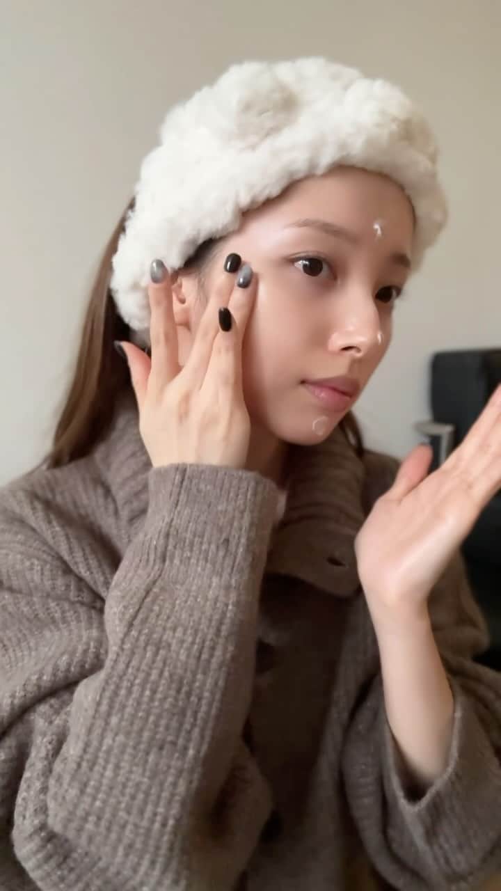 谷川菜奈のインスタグラム：「Qoo10 メガ割期間にぜひゲットしてほしい ビリーフのアイテム２つを紹介するね！ １つ目はビリーフ　ザ　トゥルー　モイスチャライジング　クリーム🤍 うるおいをキープ※する爆弾級保湿クリーム🥺 柔らかい生クリームみたいなテクスチャーで オールシーズン使いやすいと思う✨ ※長時間（２６時間）保湿持続試験実施済み　㈱LG　H&H調べ。効果には個人差があります。   ２つ目はビリーフ　スーパーナイツ　マルチ　V　リップセリン🤍 今回新しく発売された新作！韓国で話題沸騰中！ カチッ！すくって、サッ！3STEPで多機能ケア！ これ１本で、角質ケアからうるおいバリアまでサポートしてくれるの！ リップセリン専用ポーチにいれて、手軽に携帯して いつでもどこでも唇の乾燥と荒れ※防止＆ケアができるよ💕 ※乾燥による   今回紹介した商品は11/22(水)から始まるQoo10メガ割でお得に購入できるよ！ リップセリン購入者は専用ポーチをもらえるみたいなので、ぜひチェックしてみてね！   @belif.official @belifjapan #広告 #ビリーフ #新作コスメ #韓国コスメ #メガ割」