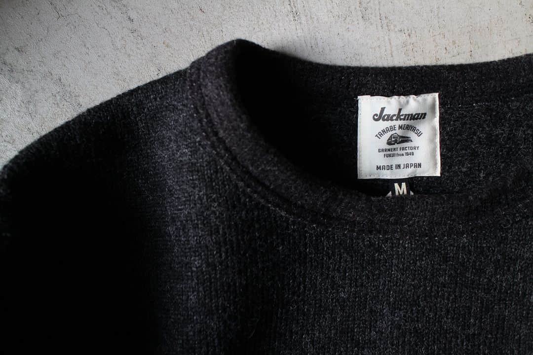 Jackmanさんのインスタグラム写真 - (JackmanInstagram)「▽ FW23 WOOL HIMO CREW JM7381  77%WOOL 23%POLYESTER ￥19,800 Color:195 Heather Black  程よく脂分を抜いた 乾燥感のある羊毛を スライバー編み機で編み上げた イタリア製のスライバーニットを使用した 7部袖紐クルーネックシャツです  重くなりがちなウール素材を 快適に着用するために あえて度目を詰めず ふんわりと編み上げました  デザインはクラシカルな Baseballユニフォームのような袖丈と 裾の紐が特徴です  紐を少し絞ることで膨らみが生まれ ボトムスとの着合わせに 変化を加えることができます  長袖Tシャツとご一緒に 秋と冬のど真ん中で  ぜひ  インナーは JM7200 Waffle Midneck 今シーズンの新しいお色 コンクリートです  This Himo Polo shirt is made with Italian sliver knit created from dried sheep’s wool with just the right amount of fat removed using a sliver knitting machine. To make the often heavy wool material comfortable to wear, we deliberately kept the knitting loose. This design is our first time combining a polo with drawstrings. Tightening the drawstring at the hem allows you to create volume, and you can add variation by pairing it with bottoms. For the snap buttons for closing the front, we chose PLANCER-type buttons so as not to disrupt the fluffy wool feel.」11月21日 19時00分 - jackman_official