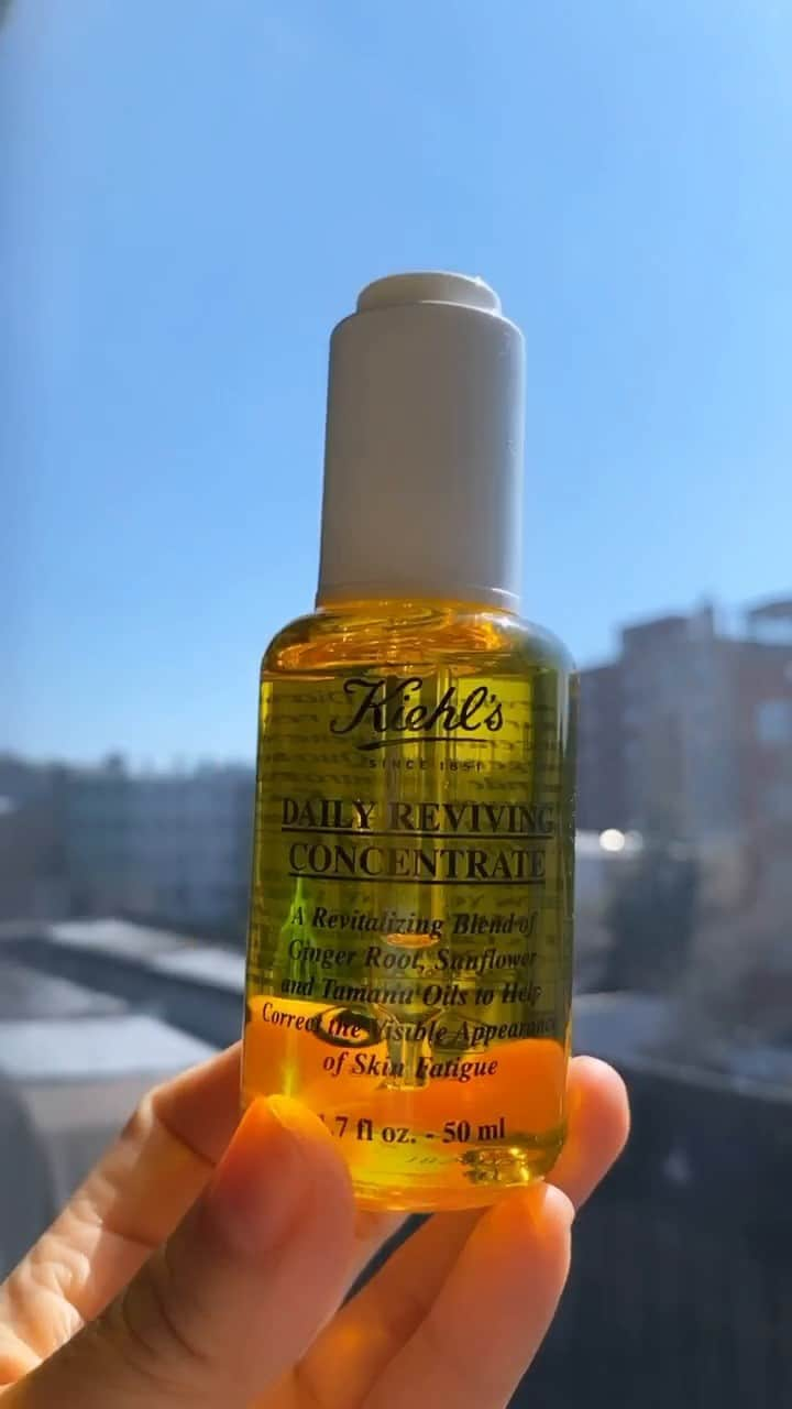 キールズ Kiehl's Japanのインスタグラム：「#キールズ 朝用美容オイルで日中も潤って輝く肌に✨ いつもの化粧水やクリームでは補えない油分で肌に潤いを💧サラサラと浸透しやすいテクスチャーで、日中の外的環境から肌を守ります😉 @kiehlsjp #Kiehls #スキンケア #スキンケアルーティン #キールズ朝用美容オイル」