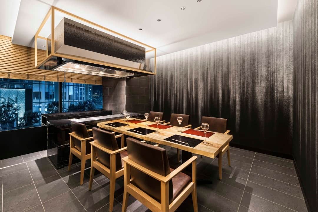 ヒルトン大阪 Hilton Osakaさんのインスタグラム写真 - (ヒルトン大阪 Hilton OsakaInstagram)「ヒルトン大阪では4名様からご利用いただける、レストランの個室を完備しております。  小人数向けにご用意している「傳火（てんか）」鉄板焼の個室では、シェフズテーブルの雰囲気を楽しみながら、ブランド牛やイセエビ、鮑などの高級食材をシェフの華麗なパフォーマンスとともにご堪能いただけます。  年末年始の集まりは、ヒルトン大阪のプライベートな空間でお楽しみください。  詳細・ご予約は @hiltonosaka ホームページより。 ＝＝＝＝  #ヒルトン大阪 #傳火鉄板焼 #鉄板焼き  #大阪グルメ #ホテルグルメ #大阪鉄板焼き  #個室ディナー #忘年会 #記念日 #大阪ホテル #HiltonOsaka #Teppanyaki #OsakaHotel #大阪希爾頓 #大阪酒店 #大阪美食  #힐튼오사카 #오사카호텔」11月21日 19時00分 - hiltonosaka