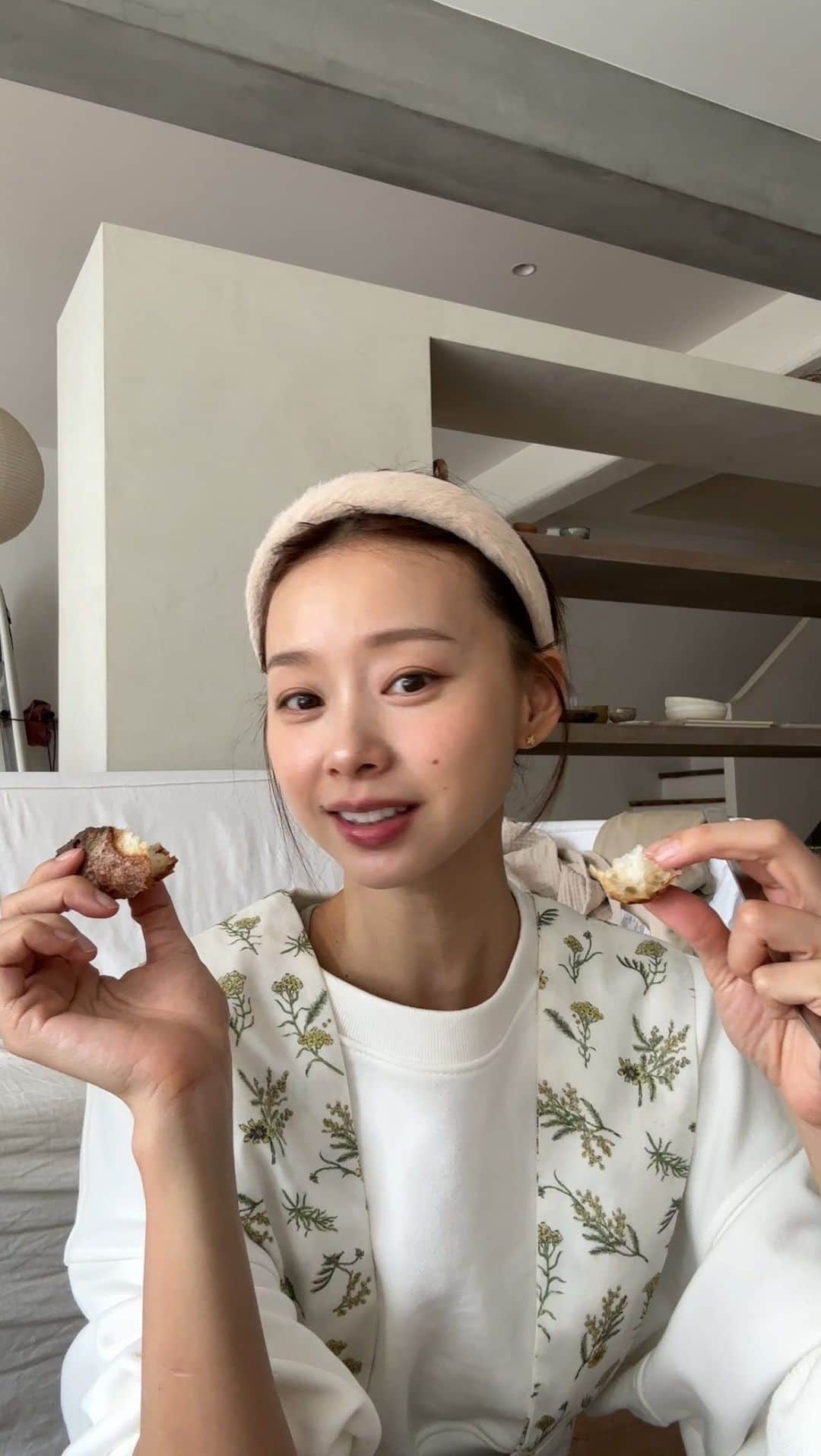 吳斐莉のインスタグラム：「一日三餐-練臀日  最近起的早 早餐先吃優格麥片開開胃 到了中午重訓前這餐很重要 必需要有碳水跟蛋白質 我們有發現吃法棍 重訓時也會滿有力的💪🏼  練臀其實我每次菜單都不同 有時器材很多人用 也必須改變菜單🤣  暖身好了之後～ 這天一開始先做我愛的保加利亞分腿蹲 這動作超累但屁屁絕對有感覺 做完屁屁都硬起來了🤣  然後練屁屁必做的臀推 每次做完一定會酸兩天  最後著重在我的上臀 想要圓圓蜜桃臀 上臀就必須讓它鼓起來 但我真的太弱了 很輕的重量就酸到不行😂  最後RDL完美結束 以上菜單至少做三組 幾下不一定 做到力竭就對了💪🏼  晚上是薑絲牛肉搭配青菜豆腐 太幸福的一天了😍」