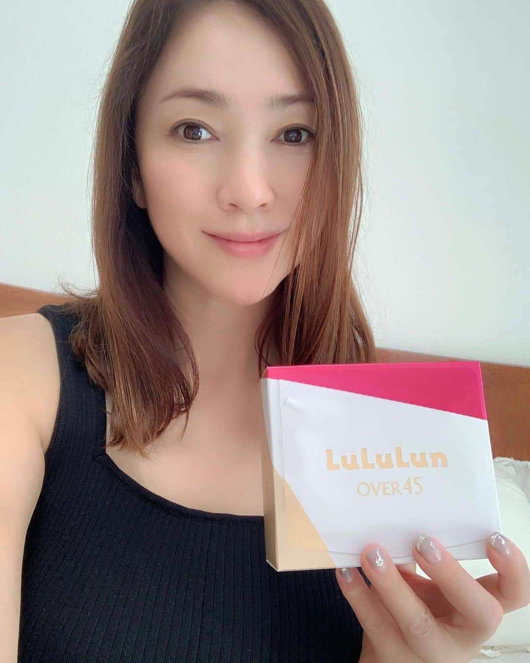 田中悦子のインスタグラム：「空気の乾燥が気になる季節になりました❣️  私が毎日使っているイチ押しのシートマスクを紹介するね❣️  ルルルンOVER45カメリアピンク （モイスト） @lululun_jp シートマスクってスペシャルケアのイメージが強いけど ルルルンはパッと取り出してすぐに貼れる ローションパックで化粧水の代わりに お風呂上がりや洗顔後にすぐ貼るだけ❣️ その後は美容液やクリームで仕上げますよ❣️  マスク自体は厚くてしっかりしているので 肌に密着して、保湿力が本当に凄い👍 目のくりぬき部分も小さく、45歳をこえてくると特に気になる目の周りもしっかりカバーできます。  私がぜひおすすめするのは シートを貼ったら手で顔を包み込むようにして温めるとよりしっとりする気がします💕 また、５〜10分おいた後はシートを折りたたんでパッティングするのもおすすめですよ❣️  毎日使ってかなり保湿できて ハリ感がアップしてる感じです❣️  45歳から毎日ルルルン🎵  #PR #ルルルン#化粧水フェイスマスク#パック#たるみケア#OVER45」