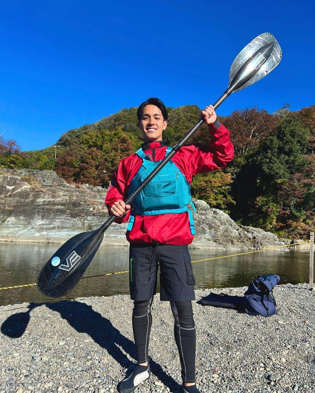 武隈光希のインスタグラム：「. 初カヤック🔥 . . . 秩父市長瀞町に行ってきました！  カヤックに乗りながら長瀞名物の岩畳を見たり、紅葉を楽しんだりと大満喫🍁  初カヤック翌日はしっかり筋肉痛でした😭  まだまだ秋を楽しみたいですね〜！！！  #秩父 #秩父観光 #長瀞 #紅葉スポット #カヤック #テレビ朝日 #アナウンサー」