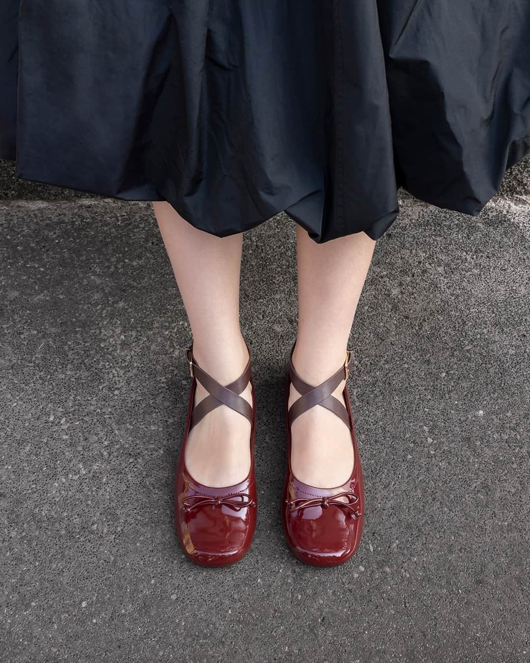 CHARLES & KEITH JAPAN CHARLES & KEITHのインスタグラム：「クラシックなシルエットに現代風のアレンジを加えたバレリーナシューズとメリージェーン。⁠ 光沢のあるパテントシューズは、甘さ控えめな輝きであなたのスタイルを引き立てる。⁠ ⁠ Margot マルゴット クロスオーバーストラップバレリーナ ⁠ (Article No. CK1-70900496)⁠ Hallie ハリー メリージェーン⁠ (Article No. SL1-71790021 )⁠ ⁠ #CharlesKeithFW23 ⁠ #チャールズアンドキース ⁠」