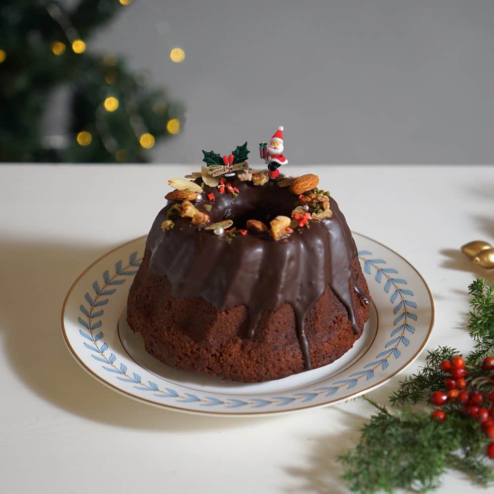 10mois(ディモワ) web shopのインスタグラム：「*.❅ クリスマスケーキのご予約を開始 ❅.*  Atelier 10moisから人気のクリスマスケーキの ご予約を開始いたします！  -chocolat kugloff noel- ショコラクグロフノエル  チョコレートを贅沢に練り込んだ生地に ラム酒漬けのドライフルーツを入れて。  クリスマス限定のクグロフケーキです。  ひいらぎとサンタのピック付き。  ケーキの好きな場所にさして撮影くださいませ。  ／  合わせ、クリスマス限定クッキーも 本日からオンラインにて販売開始！  ＼  商品詳細はプロフィールURLから オンラインストアへ @atelier_10mois  #焼き菓子 #アトリエディモワ #atelier10mois #お菓子屋 #クッキー缶 #お菓子 #蒲郡 #ディモワ #10mois #アイシングクッキー #クリスマス #クリスマスクッキー #クリスマススイーツ #クリスマスクッキー缶 #クリスマスケーキ」