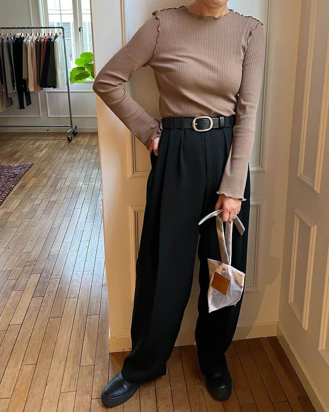 GREED TOKYO STOREのインスタグラム：「女性らしいデザインのトップスに メンズライクなボトムスをベルトで引き締めて ほどよいバランスと品を感じるスタイル🤎🖤  ☑︎【New】Cosmorama Wool TOTAN Mini Dress in Brown ☑︎Standard Double Cloth Tuck Pants ☑︎Bed&Breakfast Belt ☑︎Chestnut Tie-dye Triangle Porch in White Base  #greedinternational #bedandbreakfastqualityoflife #greedtokyo #greedfukuoka #wool#ootd#seasonless   #ウール#ブラウン コーデ#秋コーデ#冬コーデ#シーズンレス#外苑前#表参道」