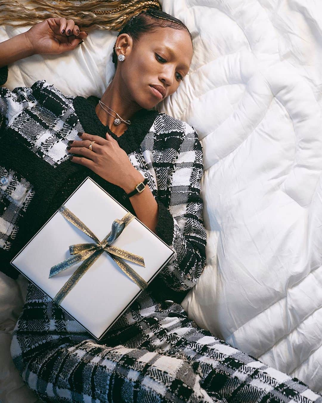 シャネルのインスタグラム：「Find your dream gift.  This holiday season, let yourself be guided to find an unforgettable gift from among the House’s Watches and Fine Jewelry creations. Where BEIGE GOLD or yellow, pink or white gold and diamonds meet.  Discover on chanel.com. Link in bio  @adesuwa @chateau_chenonceau  #CHANELHoliday #GiveWonderGiveCHANEL #CHANELFineJewelry #CHANELWatches」