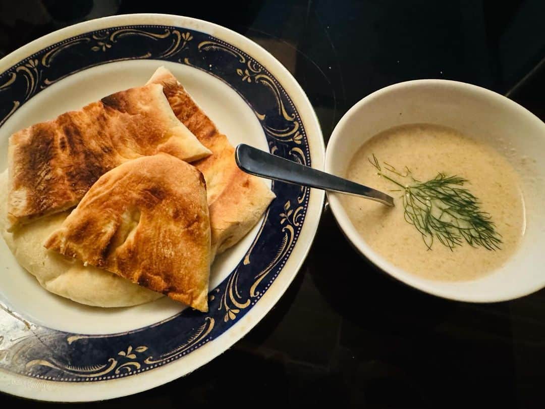 日暮愛葉のインスタグラム：「写真にはないですが、おつまみにチーズ、大豆サラダ、その後グリーンカレー🫛 とナン🫓、あさりのホイル焼き（これはホイルに包んでゆっくり焼き、開くと自然と貝がひらきます）、カブのソテー、旬の柿のサンデー！ 愛する旦那様によるフルコース❤️このまま食べ続けたらすげー太りそうですー  美味しかった！ありがとうLOVE❤️ #JUNご飯」