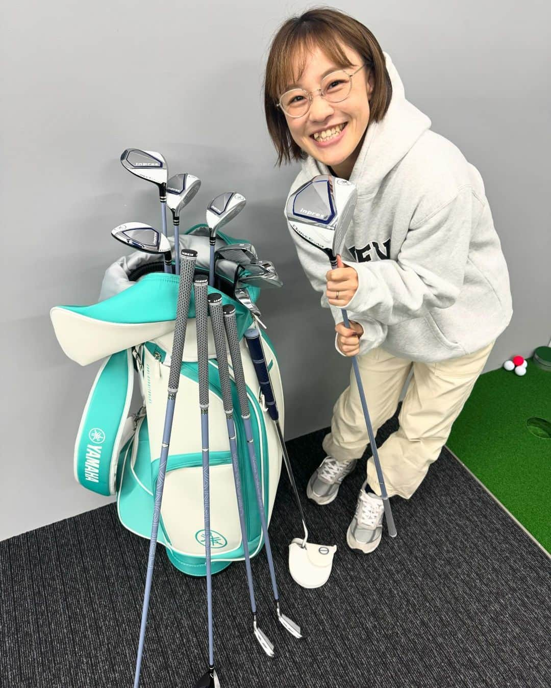 登坂絵莉のインスタグラム：「. 先日フィッティングしていただいた クラブセットが届きました🏌️‍♀️✨ バッグも可愛くてクラブも自分に合ったものが揃っていて 見るだけでわくわく！ やる気に満ち溢れています✊🔥‼️  ゴルフは何歳からでも始められて成長でき 世代を超えて楽しめる素敵なスポーツですね🥰  寒くなってきましたがたくさん練習して頑張ります🏌️‍♀️🏌️‍♀️‼️‼️🔥  #yamahagolf #golflover #pr」