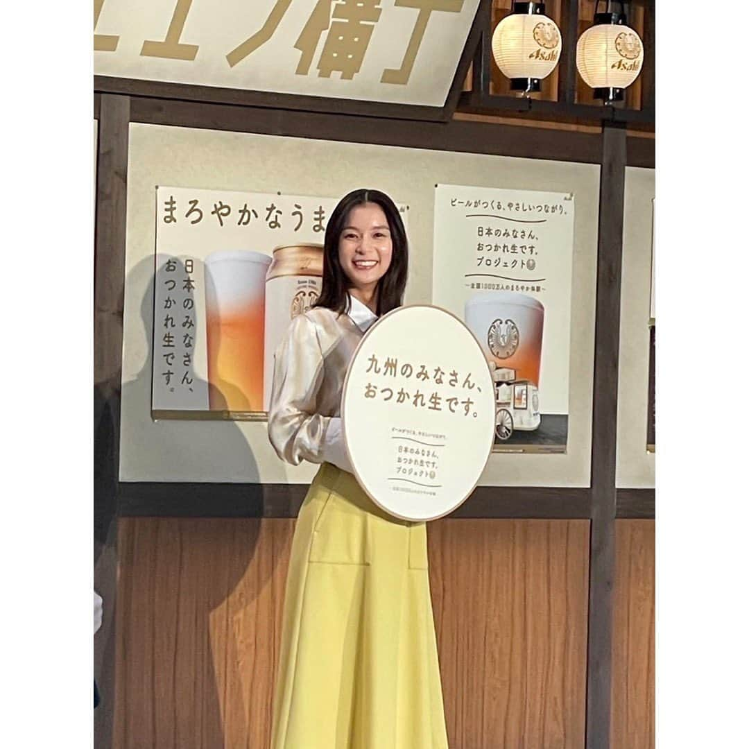 芳根京子さんのインスタグラム写真 - (芳根京子Instagram)「今日はマルエフ横丁のイベントで福岡にお邪魔しました🍺 福岡の空気を感じられてとても嬉しかったです✨ 登壇してる時すぐマネージャーさんカメラを見つけてカメラ目線になってる。しかも笑顔。(2枚目3枚目)  みなさん是非マルエフ横丁楽しんでくださいね！  ちなみにもう福岡を離れ次の現場に移動してしまい... もつ鍋食べたかったな.... とんこつラーメンは駆け足で食べる事ができました🍜♡ 美味しかったです！☺️  でもとても短時間の滞在だったので次はプライベートで行きたいなぁ！  #マルエフ」11月21日 19時06分 - yoshinekyoko