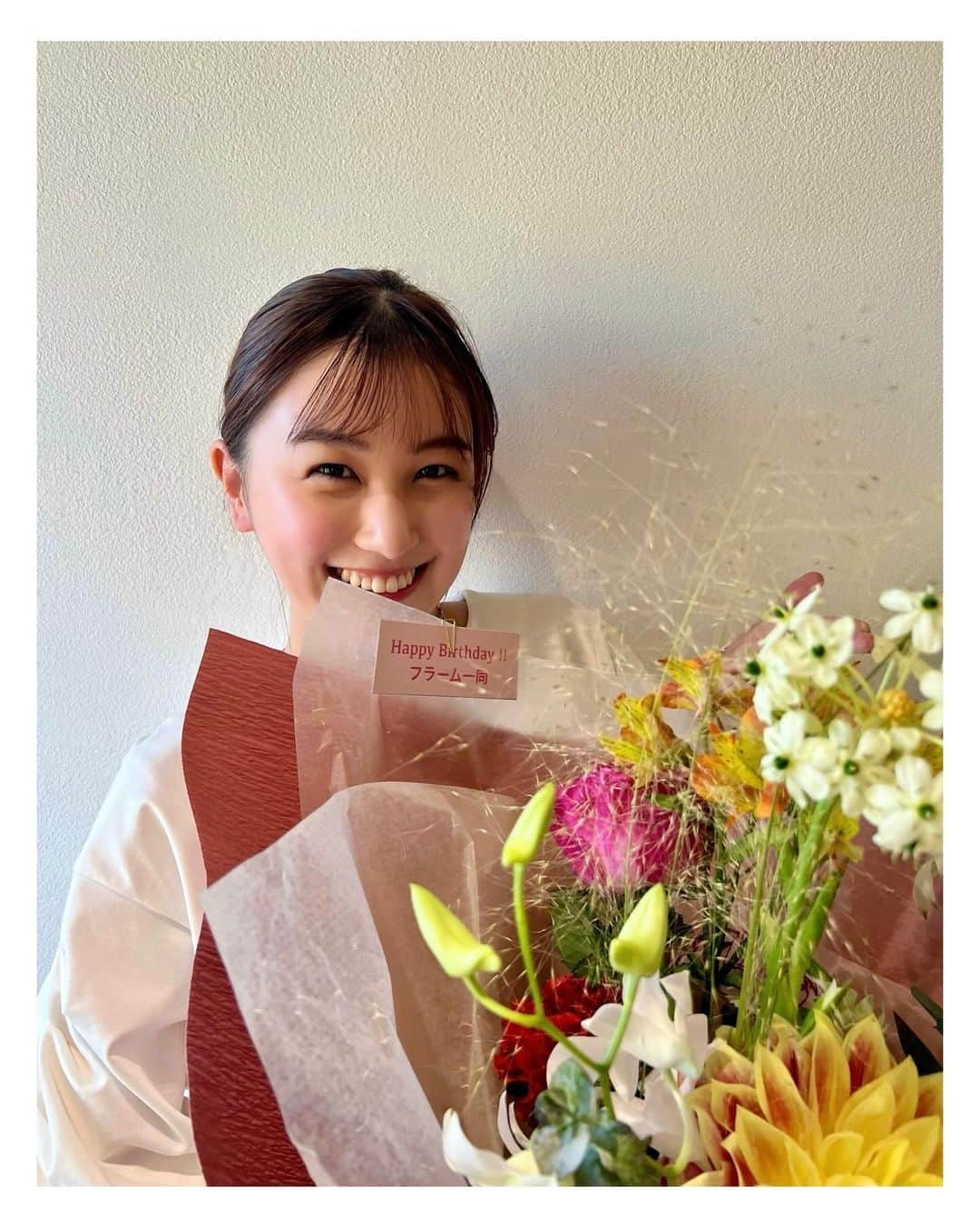 山口まゆさんのインスタグラム写真 - (山口まゆInstagram)「会社でもお祝いしていただきました💐 お花がお家にあるだけで気分上がる〜」11月21日 19時06分 - yamayu_official