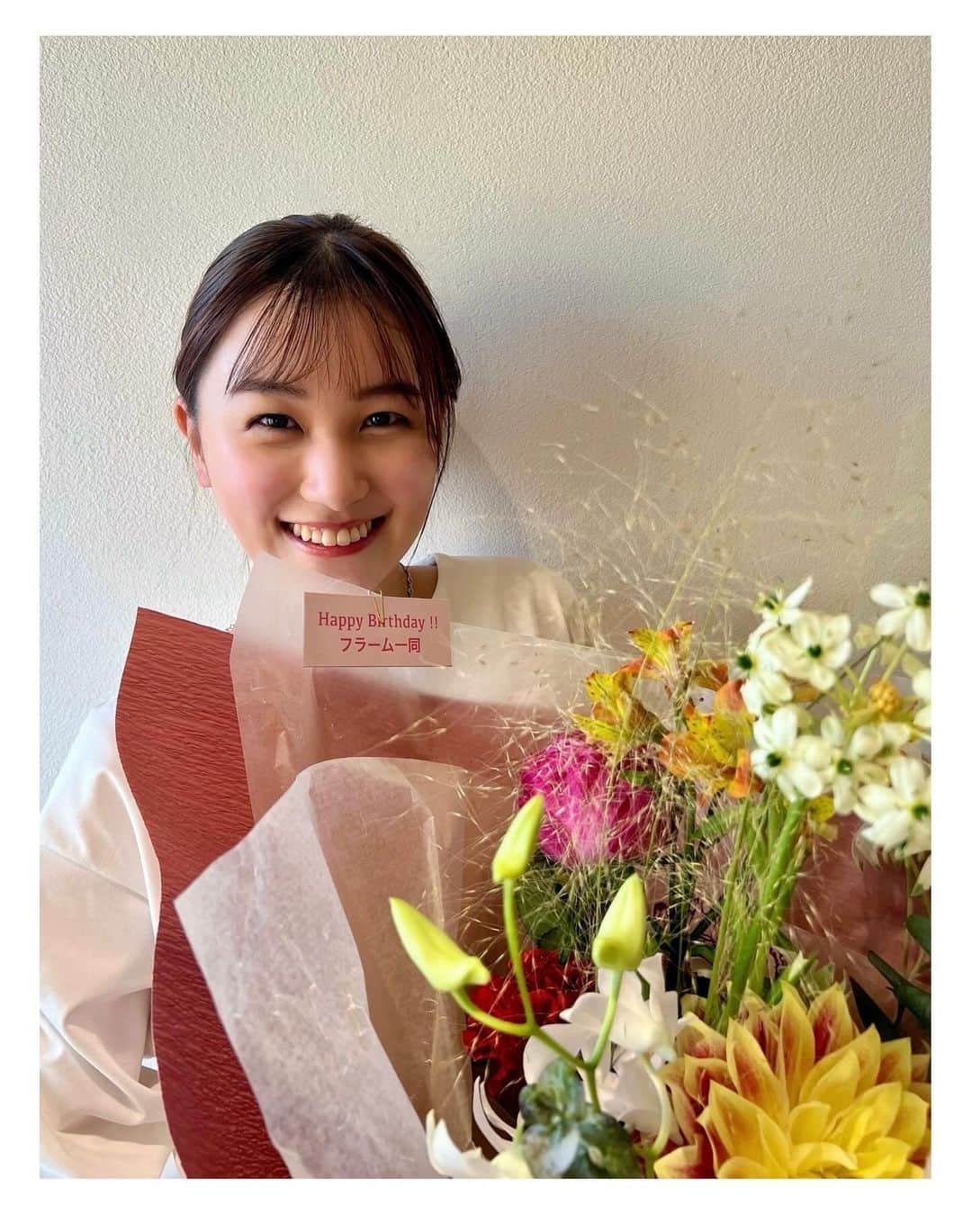 山口まゆのインスタグラム：「会社でもお祝いしていただきました💐 お花がお家にあるだけで気分上がる〜」
