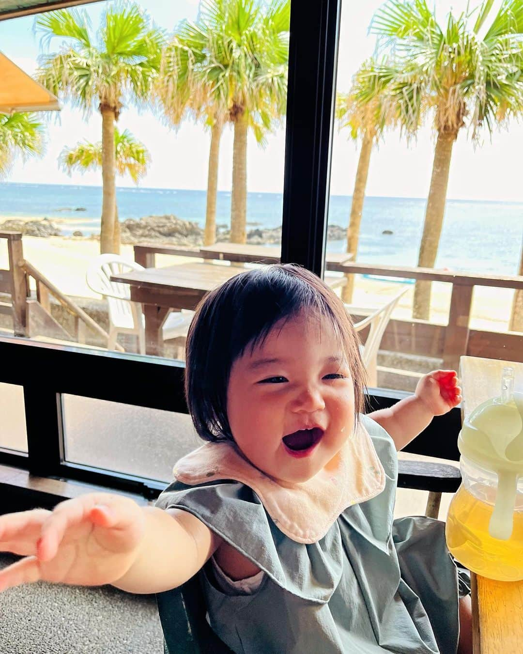 石原亜弥さんのインスタグラム写真 - (石原亜弥Instagram)「🏖 先月夏休みをとりまして、親子3人＋私の母の4人で奄美大島へ行きました！！✈️  飛行機ルンルン娘🎶→飛行機爆睡娘😪  海になじみのない岐阜県民なので、森を抜けた先にビーチが見えた瞬間は大興奮でしたが、娘は当時アスファルト以外歩いたことのないシティガールだったので、砂浜も芝生もNGで一歩も動けなくなっていました🐥経験って大切！今は砂場も芝生も無事克服しました⭐️  夫は仕事も兼ねていて、現地での3泊4日はほぼ別行動に🥲 ほとんどを実母、私、娘の女三世代で過ごして、夫はレアキャラ的な出現頻度でした🦤  ちゃんと現地で仕事を獲得して今月もひとりで奄美にカムバックしてるあたり、尊敬する🤔  #奄美大島#子連れ旅行」11月21日 19時07分 - aya_dorothy_law