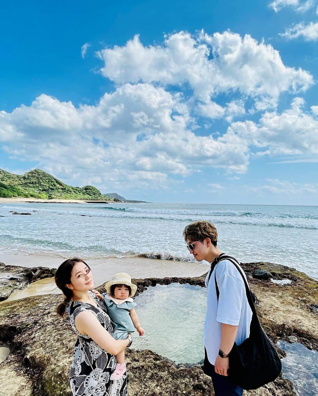 石原亜弥さんのインスタグラム写真 - (石原亜弥Instagram)「🏖 先月夏休みをとりまして、親子3人＋私の母の4人で奄美大島へ行きました！！✈️  飛行機ルンルン娘🎶→飛行機爆睡娘😪  海になじみのない岐阜県民なので、森を抜けた先にビーチが見えた瞬間は大興奮でしたが、娘は当時アスファルト以外歩いたことのないシティガールだったので、砂浜も芝生もNGで一歩も動けなくなっていました🐥経験って大切！今は砂場も芝生も無事克服しました⭐️  夫は仕事も兼ねていて、現地での3泊4日はほぼ別行動に🥲 ほとんどを実母、私、娘の女三世代で過ごして、夫はレアキャラ的な出現頻度でした🦤  ちゃんと現地で仕事を獲得して今月もひとりで奄美にカムバックしてるあたり、尊敬する🤔  #奄美大島#子連れ旅行」11月21日 19時07分 - aya_dorothy_law