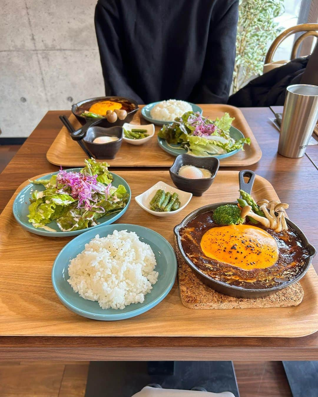 本田みくさんのインスタグラム写真 - (本田みくInstagram)「『 #カフェマルセイユ 』 🚃地下鉄麻生駅すぐ  ▫️ デミグラスチーズ /¥1,480       ふわふわなハンバーグでした🫶   次来た時は一目見てとっても美味しそうだった 上にプリンケーキも食べてみたい💞 (上にバニラアイスがのってる罪深いやつなんです…)   最後の1枚は、駅前のケンタッキーにいた カーネルサンダースおじさん🎅ﾌｫｯﾌｫｯﾌｫｯ           📍札幌市北区麻生町３丁目９−８ ［営業時間］ 11:30-15:00 / 17:00-22:00（月曜定休）   ┈┈┈┈┈┈┈┈┈┈┈┈┈┈   ˗ˏˋ #本田の北海道グルメ ˎˊ˗    ぜひ保存してねっ❣  ┈┈┈┈┈┈┈┈┈┈┈┈┈┈  #札幌カフェ #カフェ巡り #札幌カフェ巡り #hokkaidocafe #hokkaidotrip #sapporocafe #札幌グルメ #sapporogourmet #sapporocafe #札幌ランチ #カフェ好きな人と繋がりたい #北海道旅行 #札幌旅行 #japanesegirl #Hokkaido #일본여행 #日本之旅 #해외여행 #北海道グルメ #札幌グルメ #北海道カフェ #麻生駅」11月21日 19時07分 - hondamiku