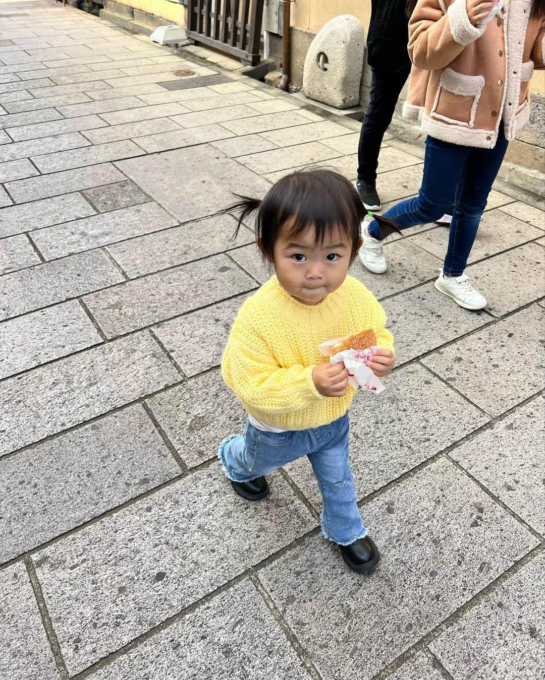 草野春香のインスタグラム：「.🐥🤍🌿🌼🫧  みんなで食べ歩き🍘🍦🍡 大分何回も行ってるのに ここに行くのは初めてだった❣️  #日田市 #日田 #大分観光  #日田の豆田町商店街」