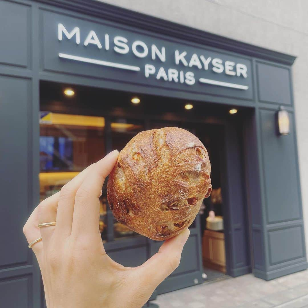 Maison Kayser Japon Officialさんのインスタグラム写真 - (Maison Kayser Japon OfficialInstagram)「. りんごとクルミのパンと。  昨年から発売され、定番化してほしいとのお声をたくさん頂いたパン。りんごとクルミという相性バツグンの素材を練り込みました🍎 全粒粉生地のため皮がパリッと香ばしく、購入されたらすぐ召し上がってその味わいを楽しんで頂きたいです。そして発売日にストーリーで断面を投稿しましたが、角切りりんごがゴロゴロ入っていてどこをスライスしても果実とナッツの食感が当たり美味しい✨ オフィスでサンプルを食べていたら、隣の島のマネージャーが「このパン美味しいな！」と言っていて「それ、まったく同じことを去年も言ってましたよ…」と思わずツッコみました笑 毎日のようにパンを食べているマネージャーが思わず美味しいと吐露してしまうパン。是非お試しください(o^^o)🍎  ✔︎りんごとクルミのパン ✔︎1月14日まで販売 ✔︎¥350 . . #メゾンカイザー #maisonkayser #japon #boulangerie #erickayser #france #bakery #paris #croissant #パリ #ブーランジェリー #ベーカリー #フランス #パンスタグラム #パンのある生活 #バゲット #クロワッサン #パン #bread #パン好き #baguette #りんご #apple #くるみ #walnut」11月21日 19時09分 - maisonkayser_japon